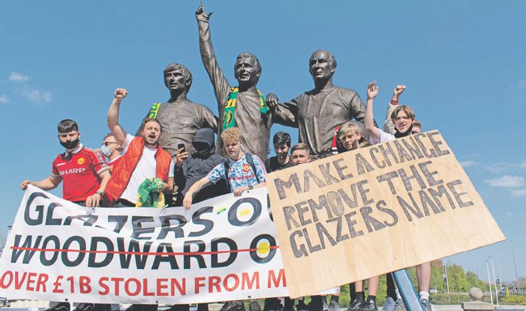 Fanúšikovia klubu minulý týždeň v okolí štadióna ostro protestovali proti rodine Glazerovcov, ako aj ďalším členom vrchného manažmentu.