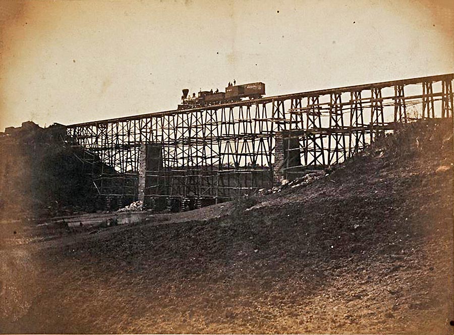 Vojenský železničný most ponad Potomac Creek. Vlaky asi najviac symbolizujú technický pokrok 19. storočia v súvislosti s občianskou vojnou v USA. 
