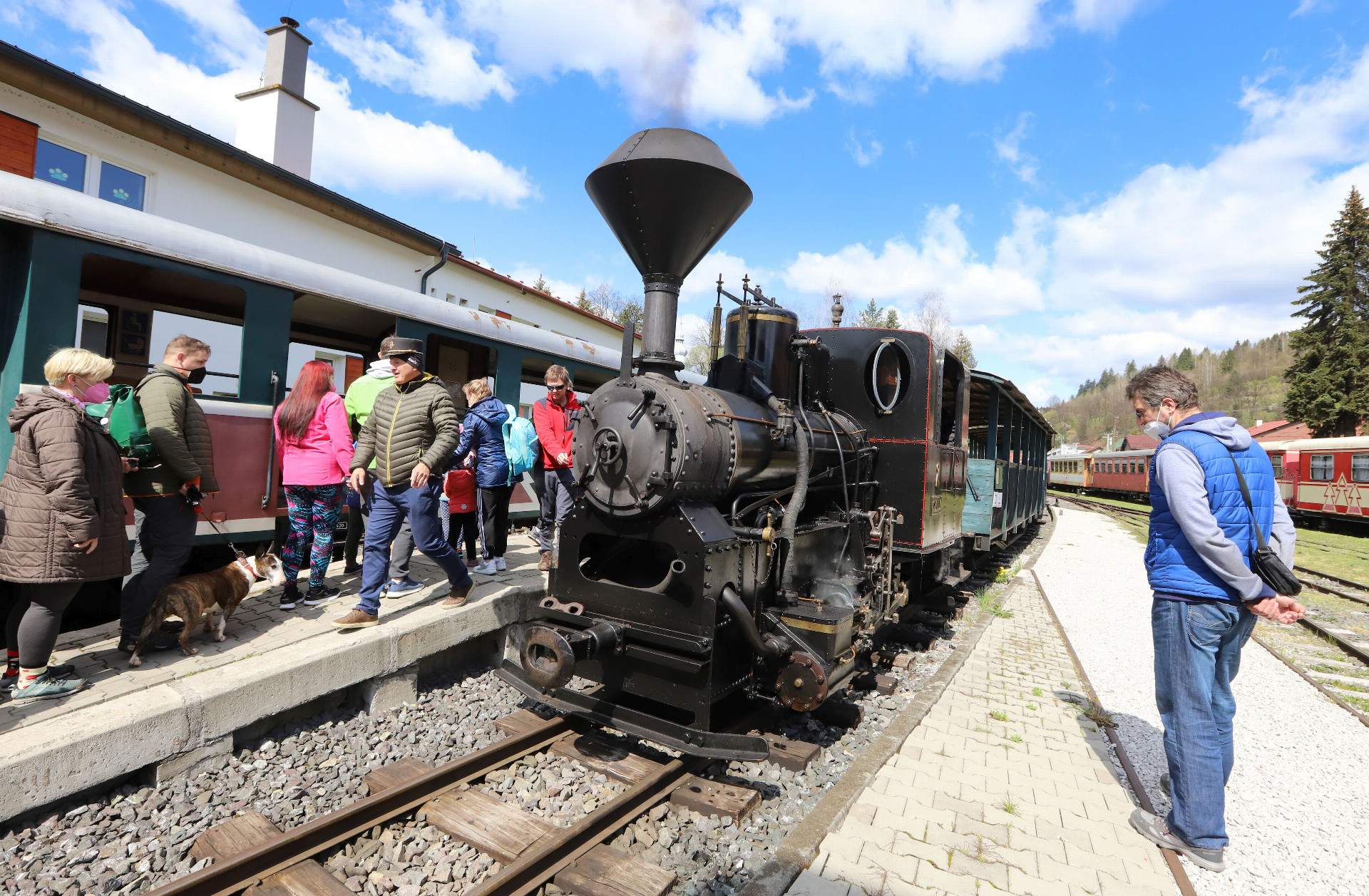 Cestovný ruch dostal zelenú. Na snímke zo soboty parný vlak na stanici v Čiernom Balogu počas otvorenia sezóny na Čiernohronskej železnici.