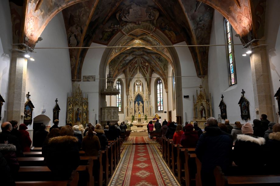 Omša v rímskokatolíckom kostole Navštívenia Panny Márie v Trebišove.