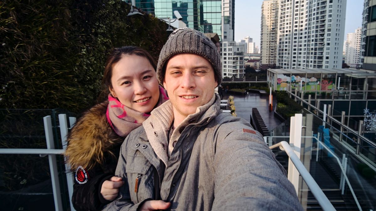 Pavel Dvořák s manželkou v Šanghaji.
