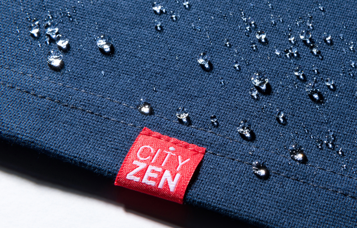 Bavlna, z ktorej je tričko CityZen vyrobené, je upravená špeciálnou technológiou, ktorá neprepúšťa pot navonok a tekutiny dovnútra.