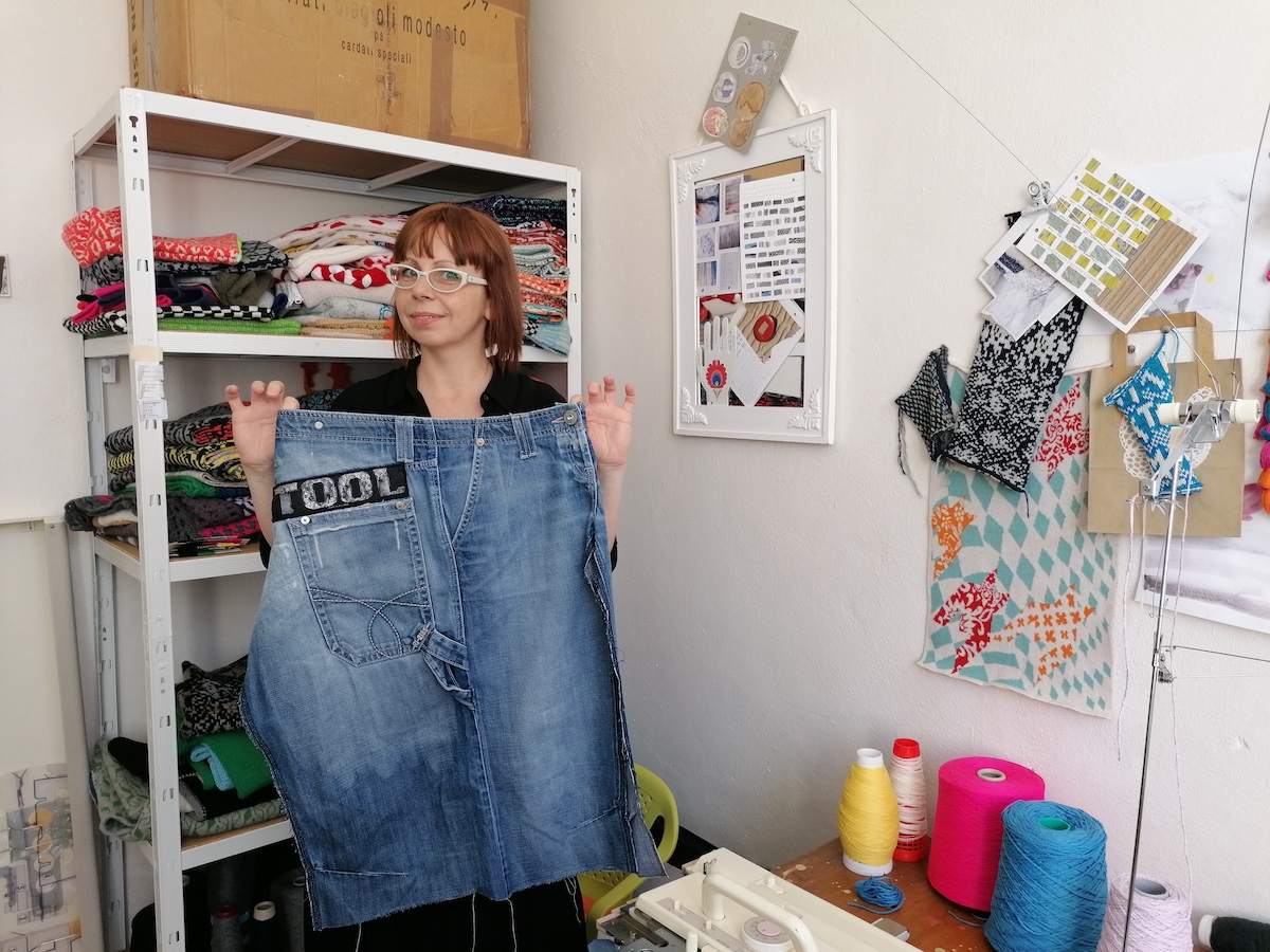 Na snímke Silvia Varčová vo svojom ateliéri s džínsami, ktoré si ide prerobiť na sukňu, v Humennom.