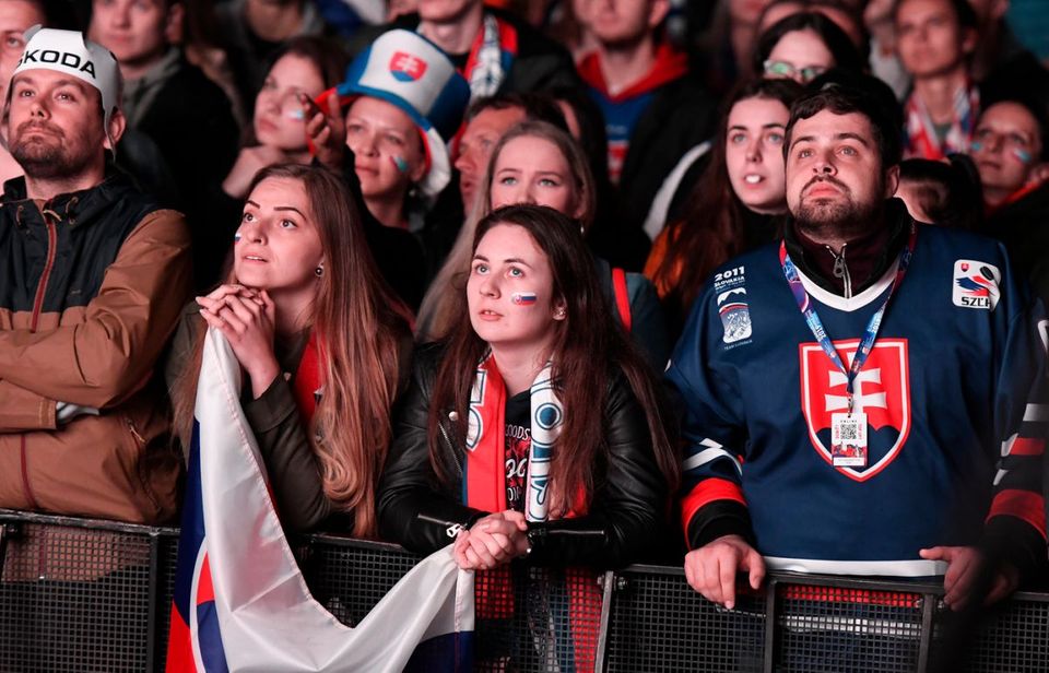 Slovenskí hokejoví fanúšikovia obľubujú zápasy svojich miláčikov. Keďže tento rok nie je možnosť zažiť duely vo fanzóne, zvyšuje sa podiel sledovanosti v rámci samotných domácností.
