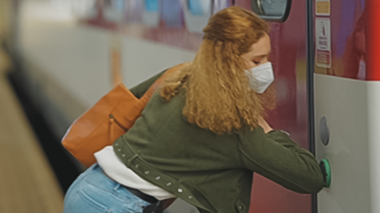 Vo vlakoch sa koronavírusu báť netreba, no rúško a dezinfekciu ešte z tašky nevykladajte