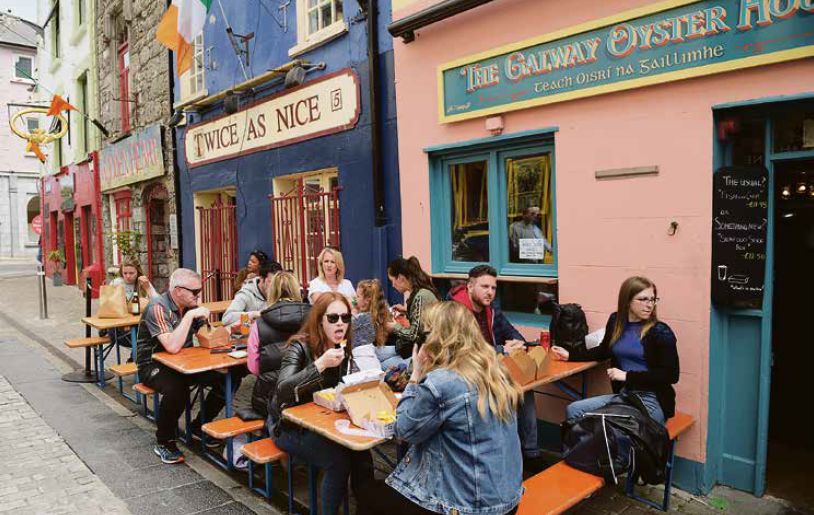 V Írsku sa pred pár dňami opäť otvorili vonkajšie priestory reštaurácií. Využili to aj ľudia v meste Galway.