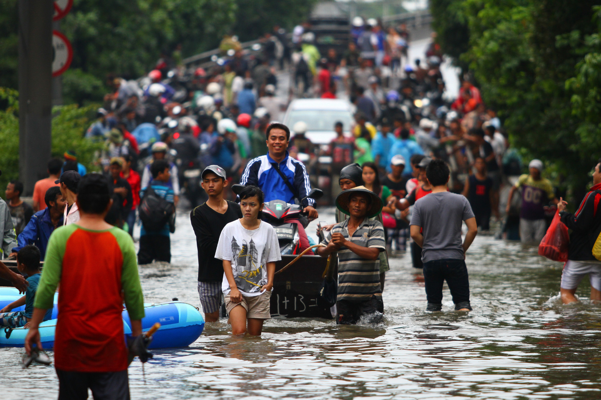 Záplavy v Jakarte naberajú na intenzite a sú čoraz častejšie.  Do roku 2050 sa veľká časť mesta môže ocitnúť pod vodou úplne.