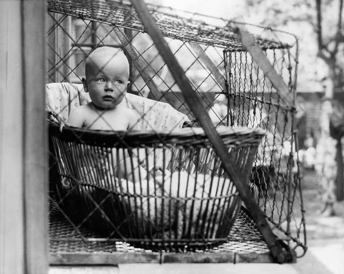 Svoje bábätko tak do vzduchu a vtáčej klietky umiestnila aj Eleanor Rooseveltová.