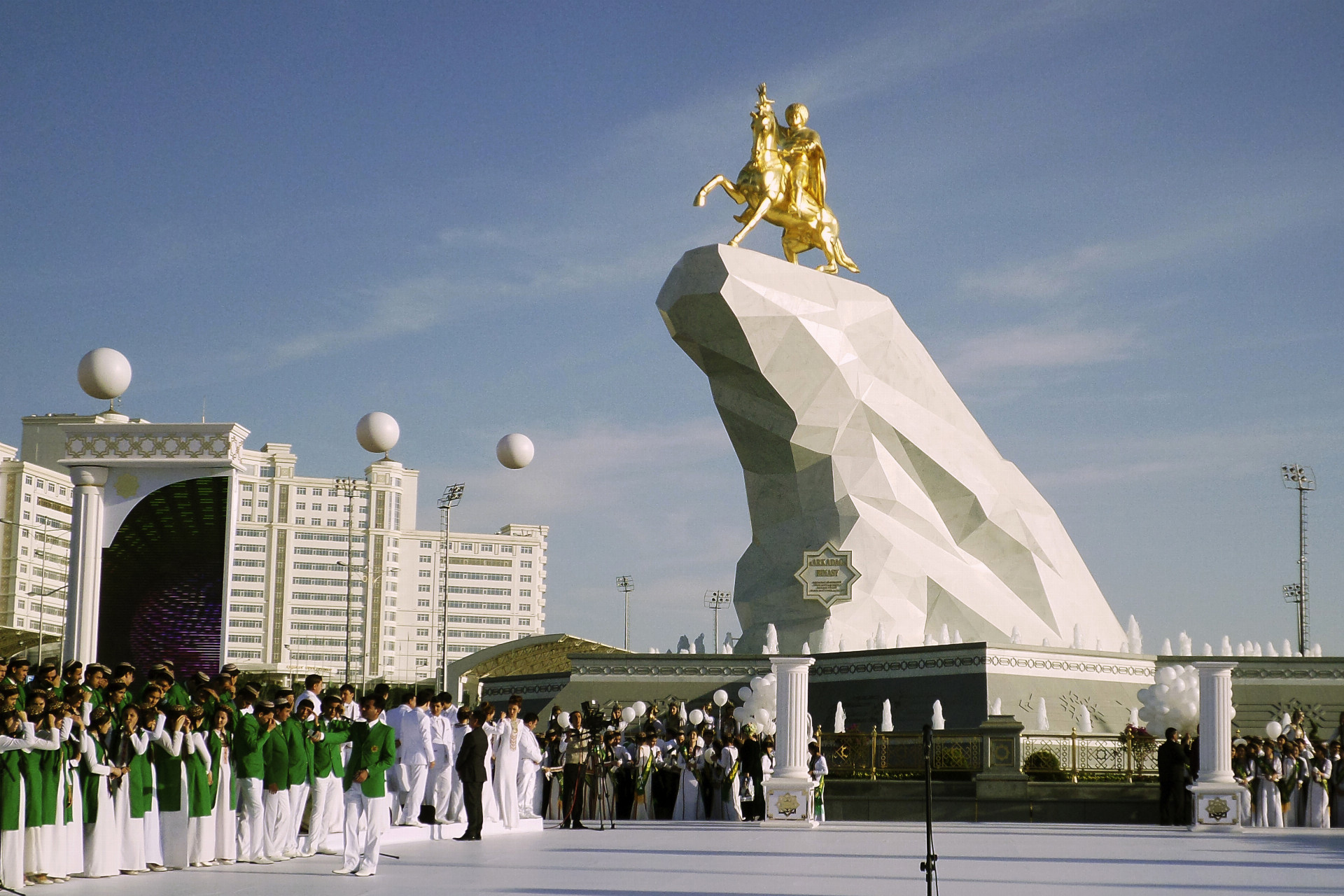 Monumentálna pozlátená jazdecká socha prezidenta Gurbanguliho Berdymuhamedova v Ašchabade