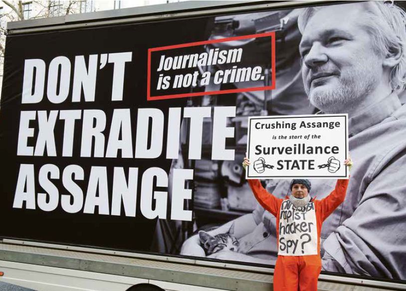 Špeciálny spravodajca OSN Niels Melzer uvádza, že Assange má všetky príznaky typické pre dlhodobé vystavenie psychologickému mučeniu.