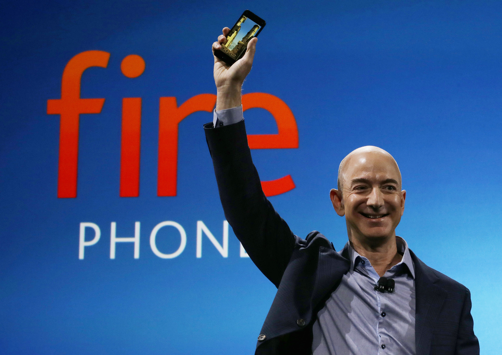 Šéf Amazonu predstavuje vlastný smartfón s názvom Fire Phone v Seattle 18. júna 2014 