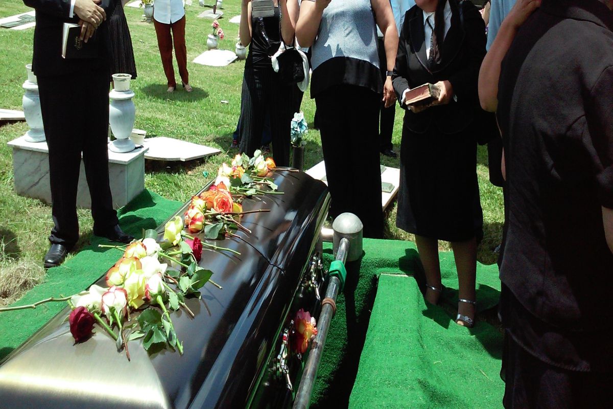 Pohreb na Filipínach sa niesol vo veselom duchu. Ľudia nesmútili, bavili sa (ilu)