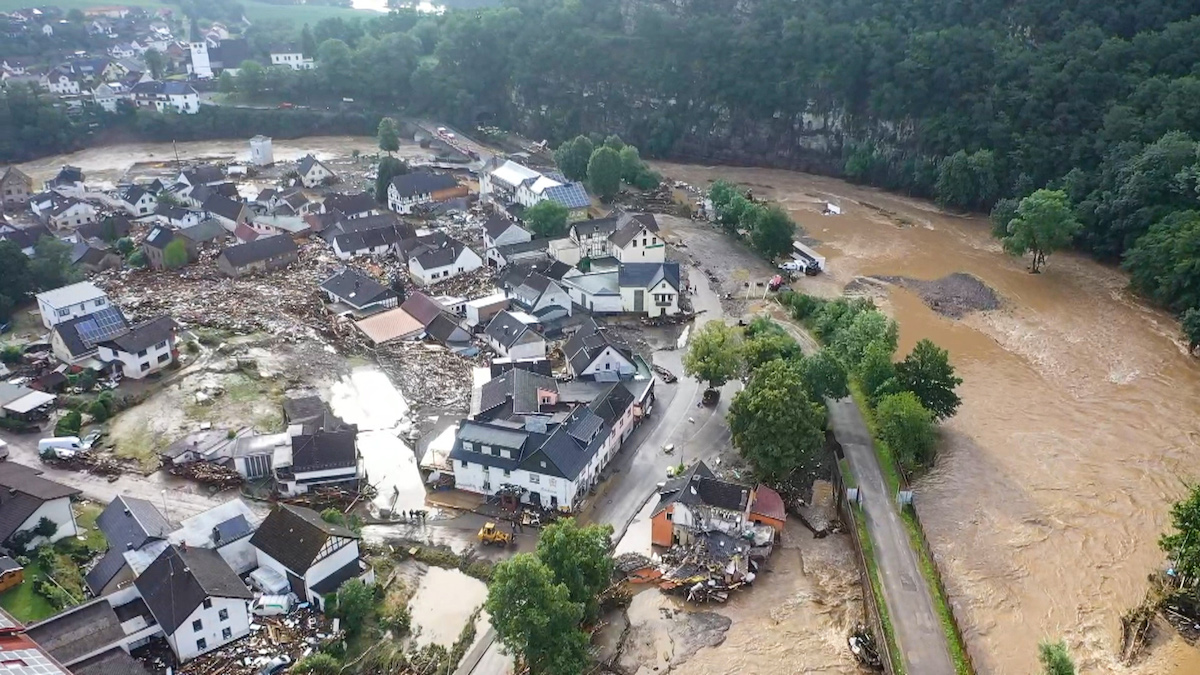 Na snímke z dronu materiálne škody v zaplavenej časti obce Schuld, nemeckej spolkovej krajine Porýnie-Falcko na juhozápade Nemecka.