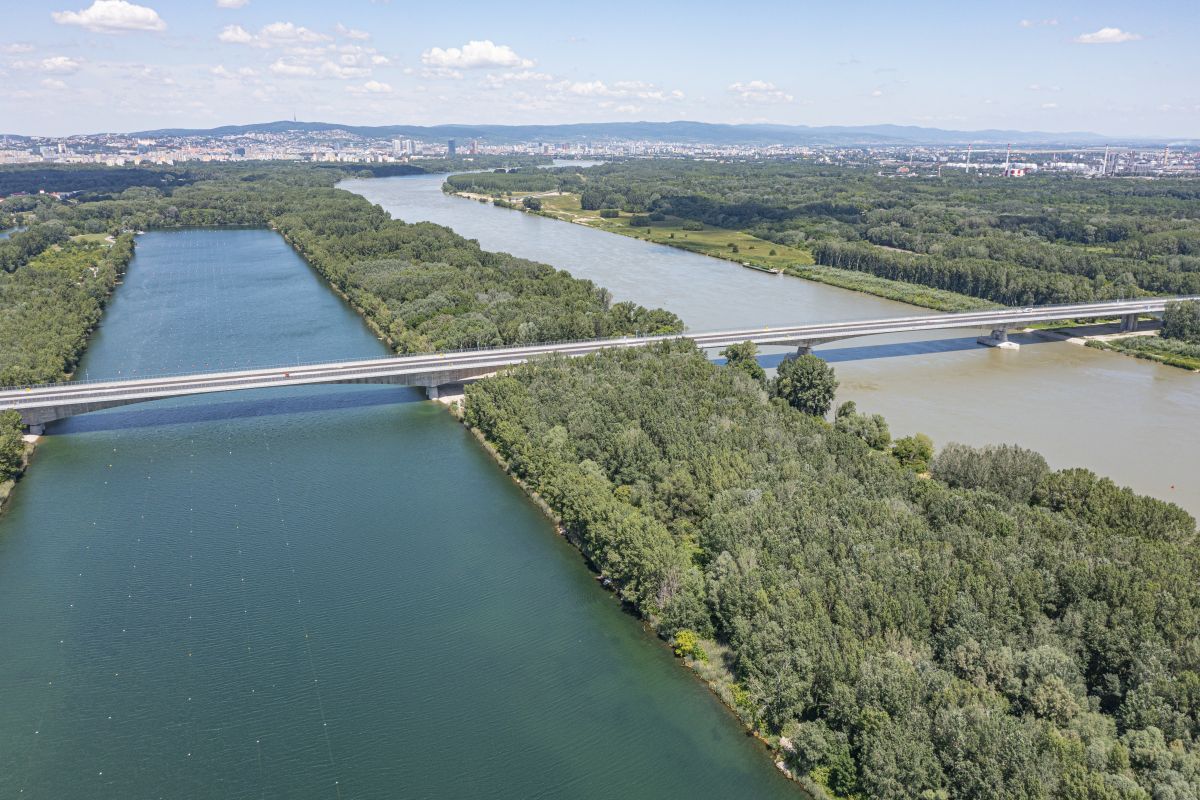 Veľká voda sa tak z Rakúska šíri po Dunaji a už sa začína prejavovať aj u nás (ilu)
