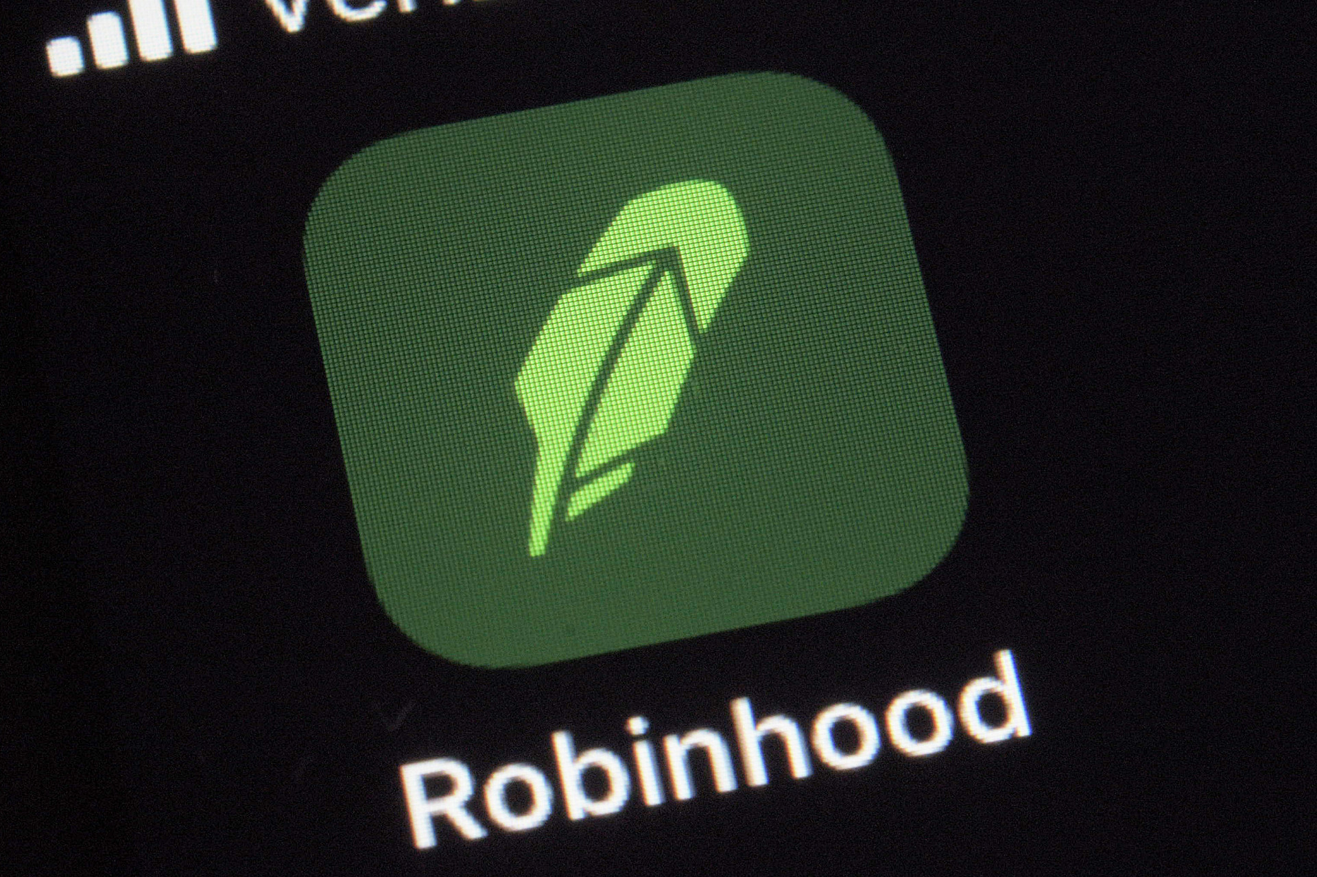 Robinhood poskytuje finančné služby a prevádzkuje populárnu aplikáciu, ktorá umožňuje bežným ľuďom obchodovanie s akciami, opciami, fondmi ETF či kryptomenami
