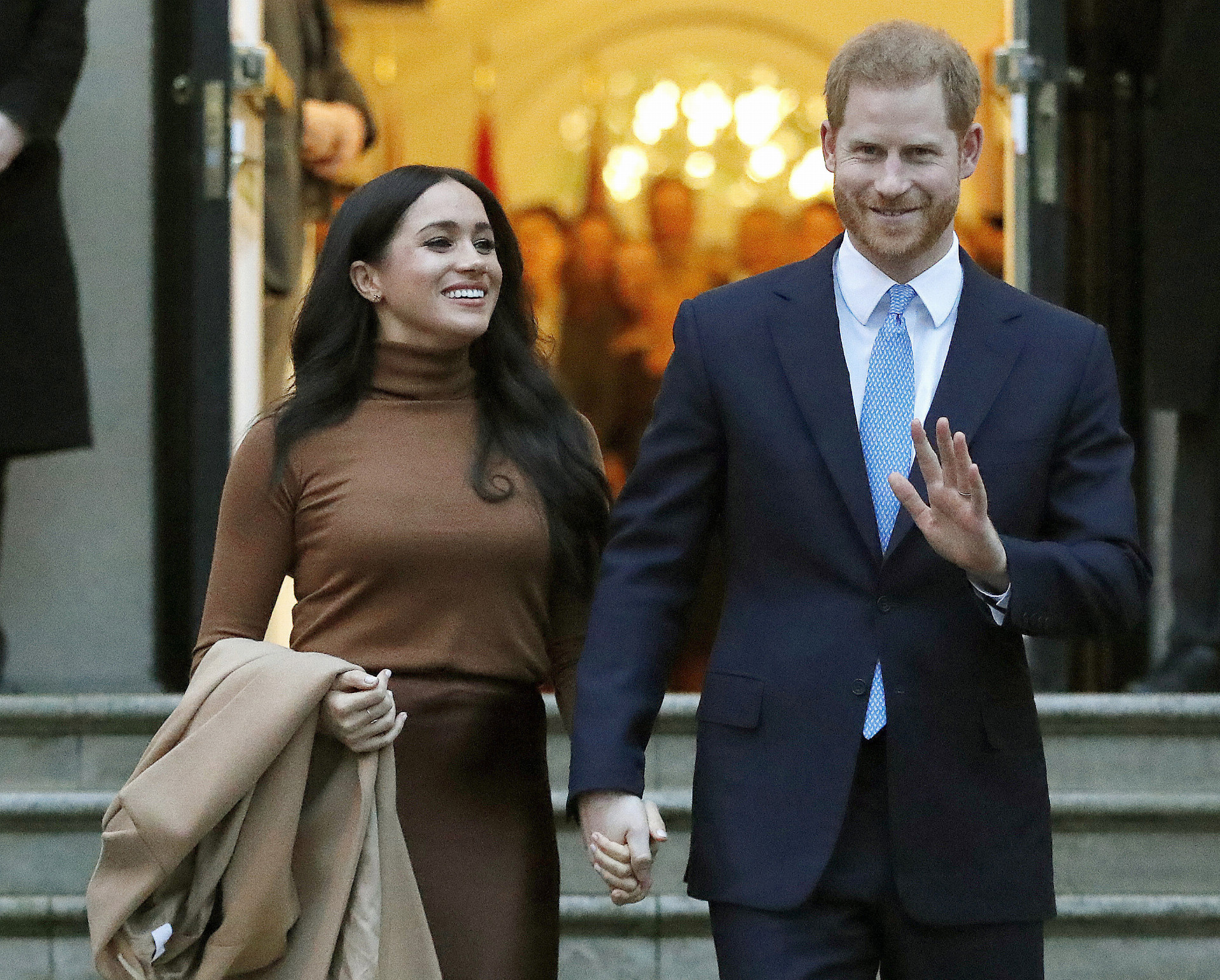 Britský princ Harry a jeho manželka Meghan Markleová oznámili, že sa už nevrátia k plneniu svojich povinností členov britskej kráľovskej rodiny
