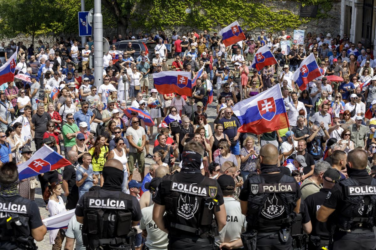 Pred Národnou radou SR v Bratislave protestujú dňa 24. júla 2021 proti opatreniam v súvislosti s pandémiou 