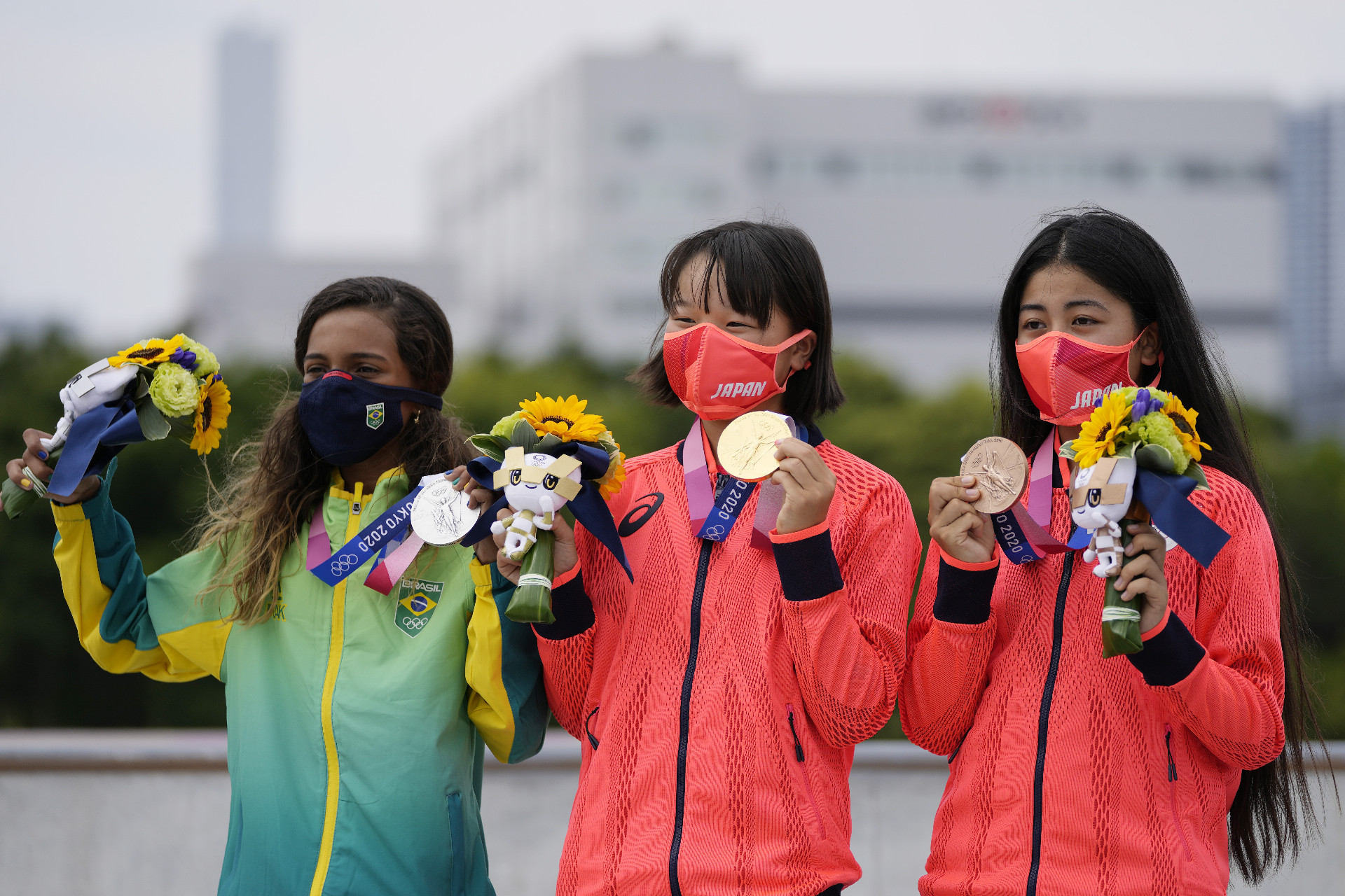 Víťazná Japonka Momiji Nišijová (uprostred) pózuje so zlatou medailou s druhou Rayssou Lealovou z Brazílie (vľavo) a treťou Japonkou Funou Nakajamovou (vpravo)