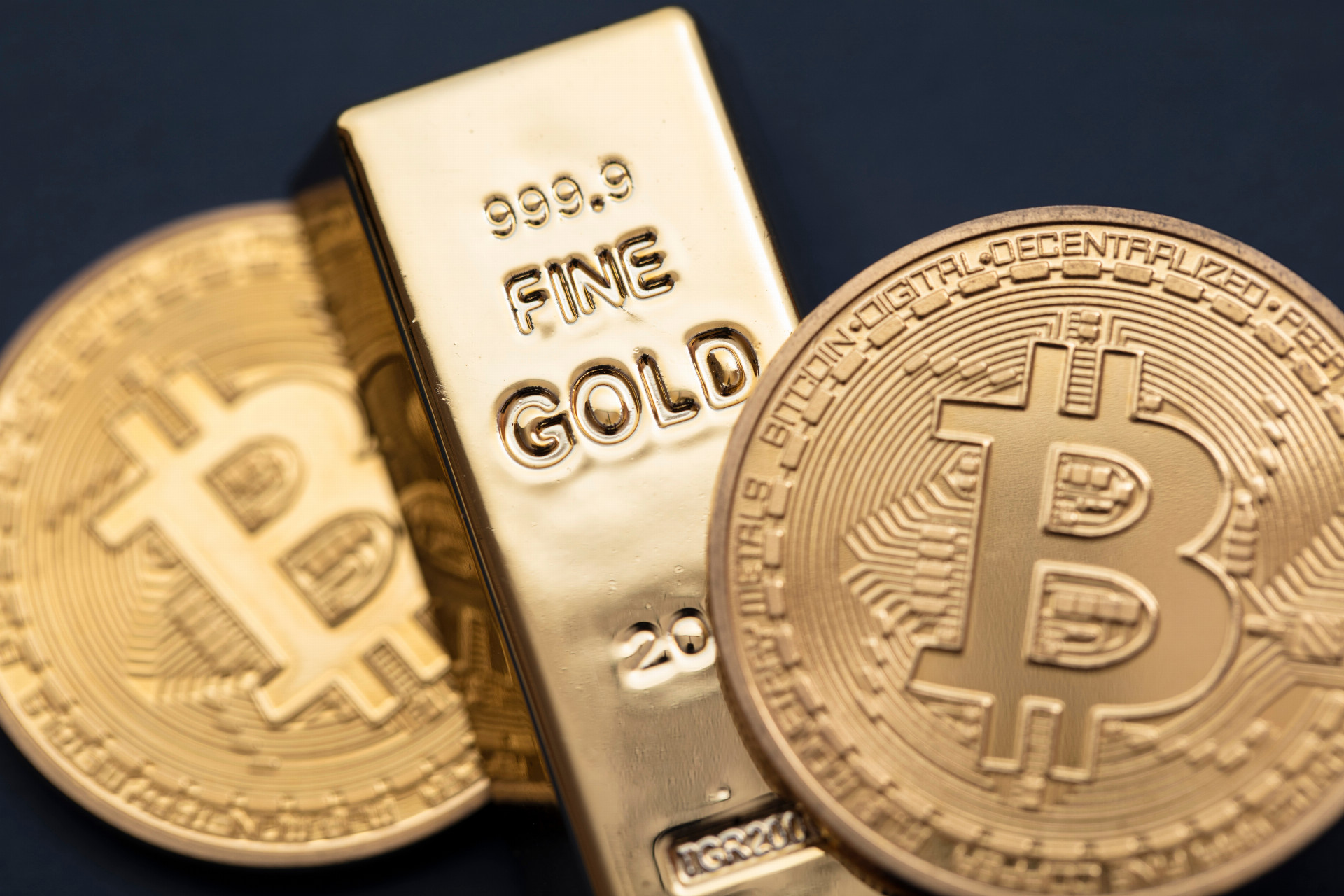 Bitcoin alebo zlato – do čoho sa oplatí investovať?