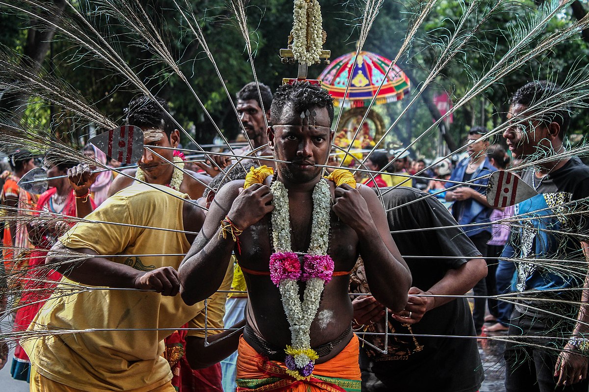 Na festivale Thaipusam si prepichujú rôzne časti tela (ilu)