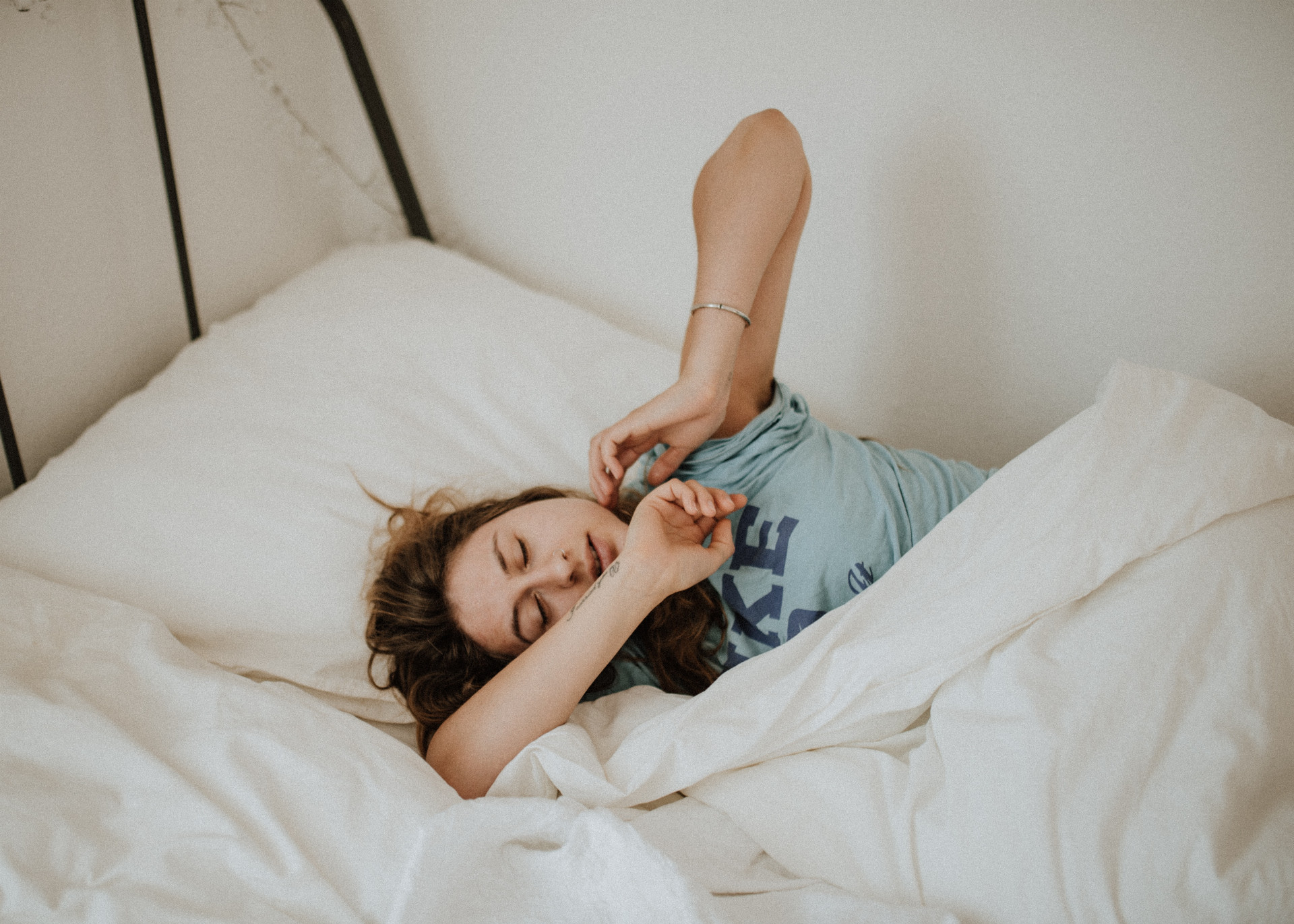 Profesionálny spáč testuje pohodlnosť postelí v hoteloch (ilu)