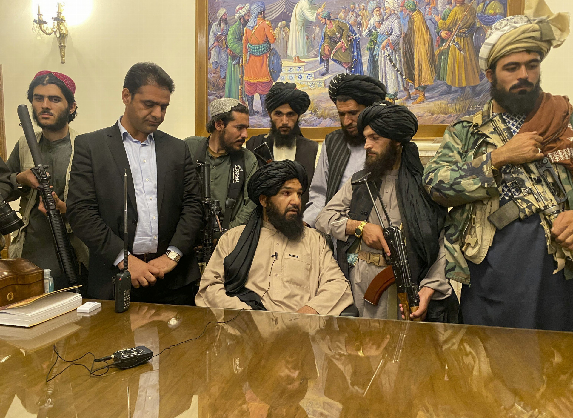  Bojovníci islamistického hnutia Taliban obsadili prezidentský palác po odchode afganského prezidenta Ašrafa Ghaního z krajiny, 15. augusta 2021 v Kábule. 