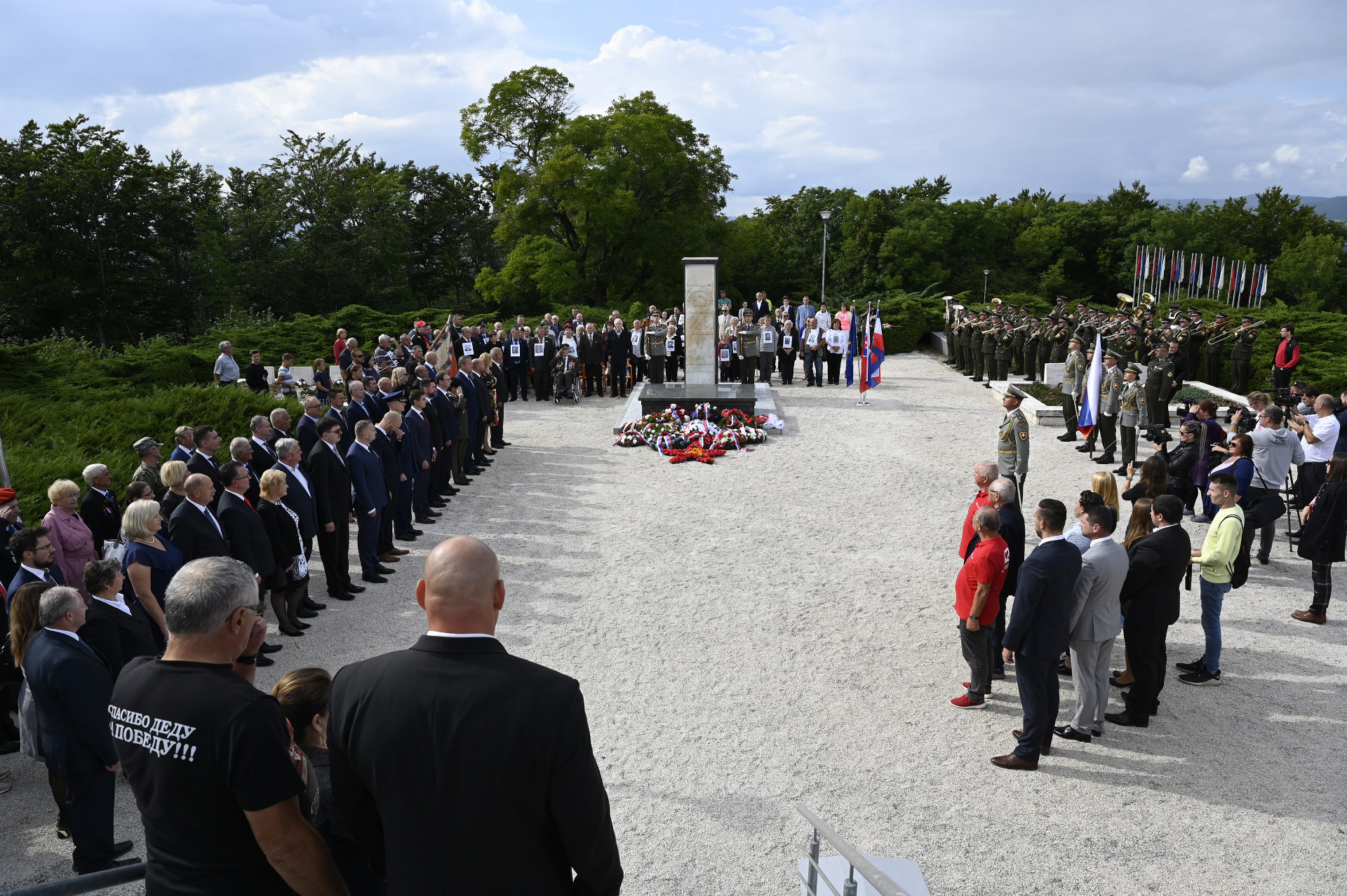 Na snímke pohľad na zhromaždených počas osláv  77. výročia Slovenského národného povstania (SNP) na Jankovom vŕšku pri Uhrovci