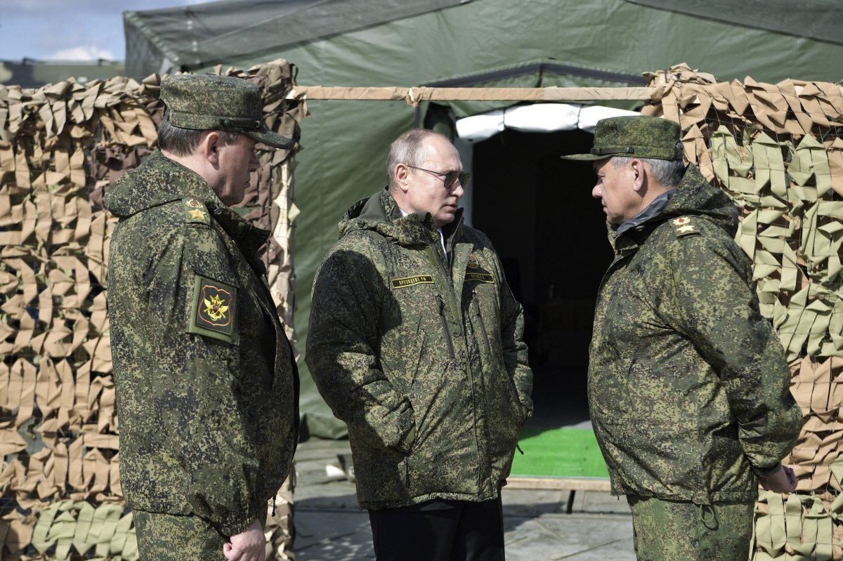 Vladimír Putin so šéfom ozbrojených síl generál Valerijom Gerasimovom