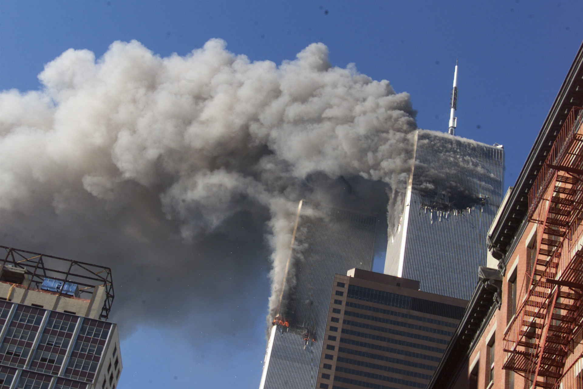 Na mieste dvoch zrútených budov Svetového obchodného centra v New Yorku, ktoré dostalo názov Ground Zero, sa každoročne stretávajú pozostalí po obetiach teroristických útokov