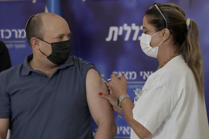 Izrael už zaočkoval treťou dávkou vakcíny takmer tri milióny svojich obyvateľov.