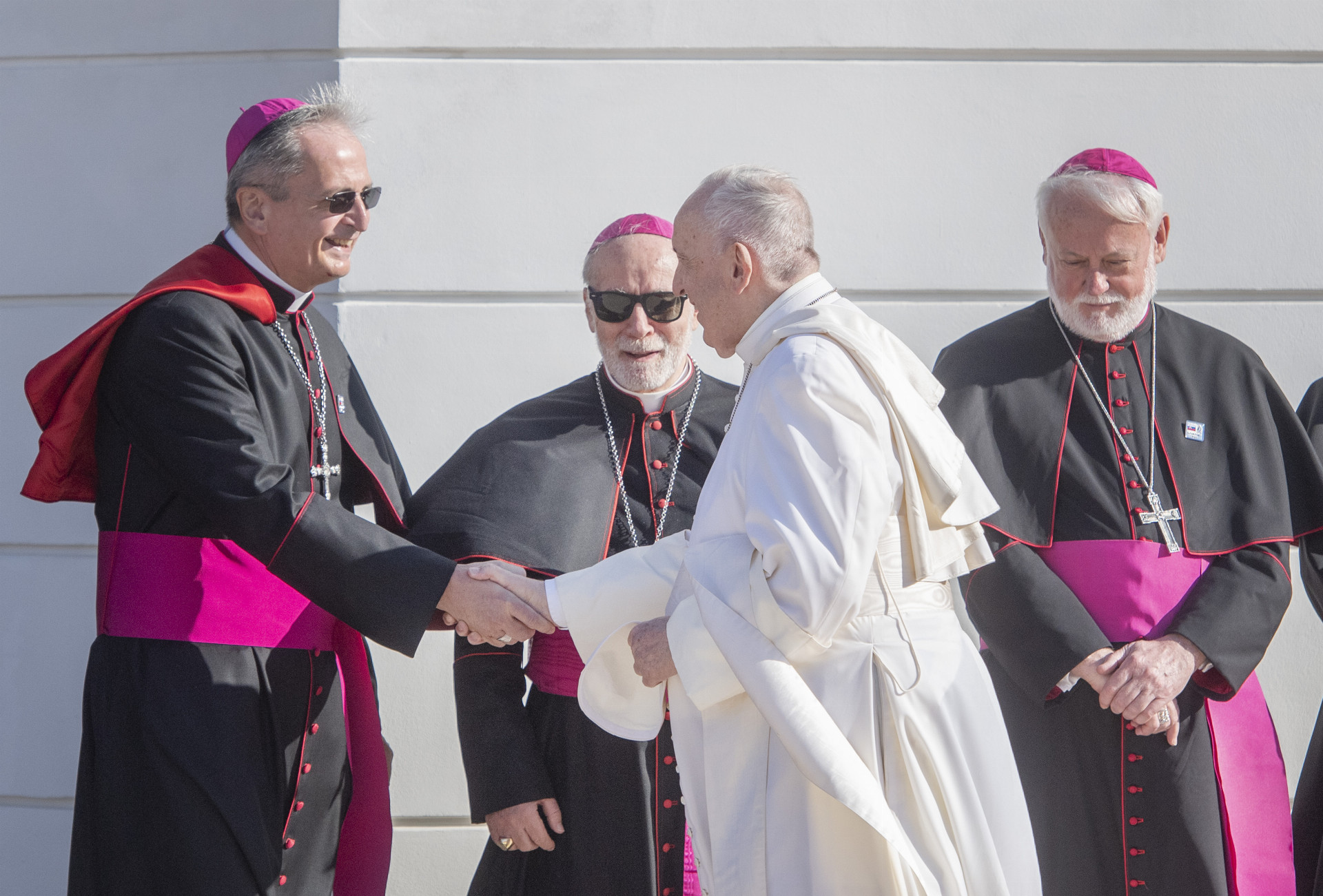 Pápež František sa zvítal s bratislavským arcibiskupom a predsedom Konferencie biskupov Slovenska (KBS) Stanislavom Zvolenským (vľavo) počas privítacieho ceremoniálu v Prezidentskom paláci v Bratislave