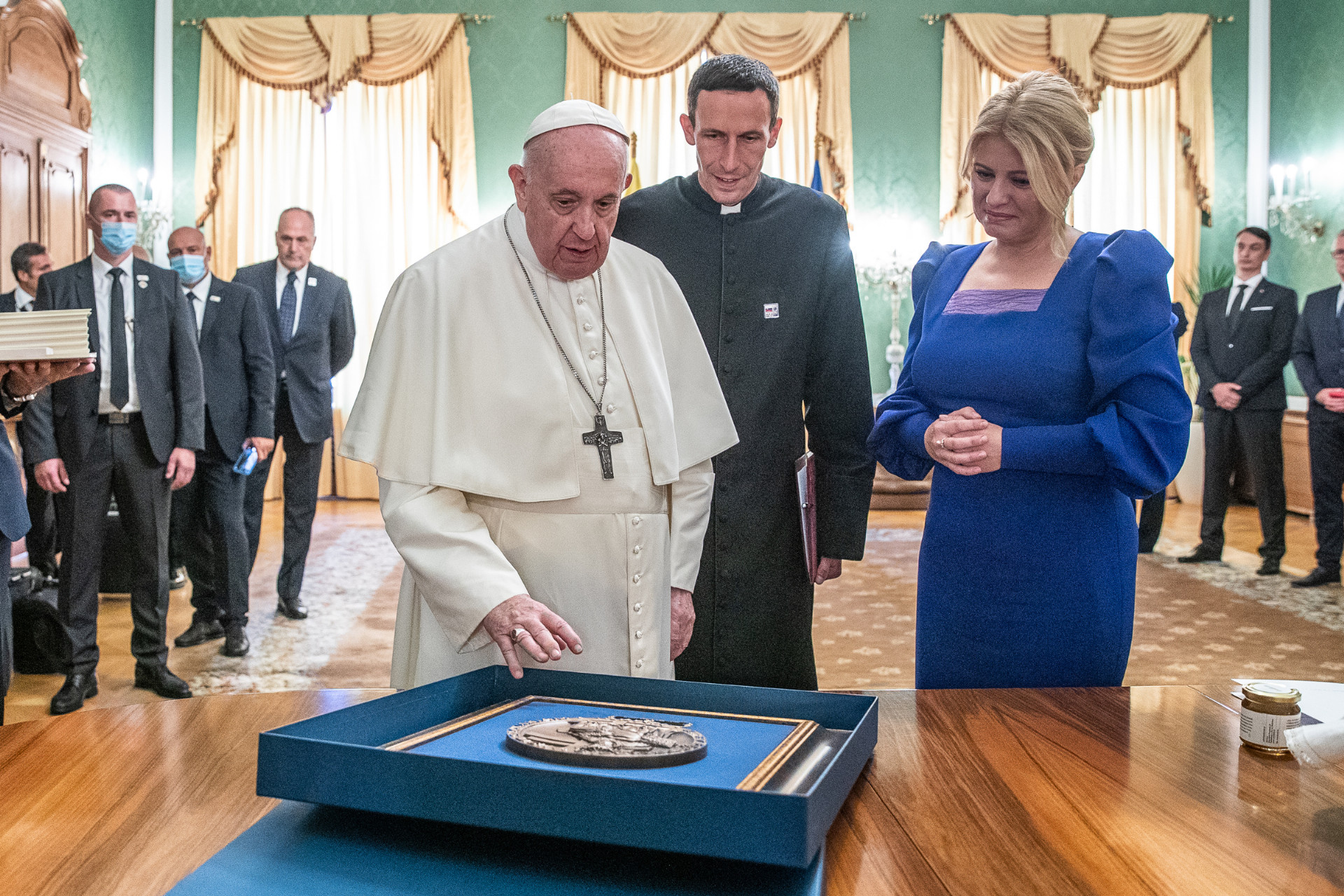 Zuzana Čaputová v pondelok darovala pápežovi Františkovi (vľavo) symbolický peceň chleba, ale aj med z Prezidentskej záhrady.