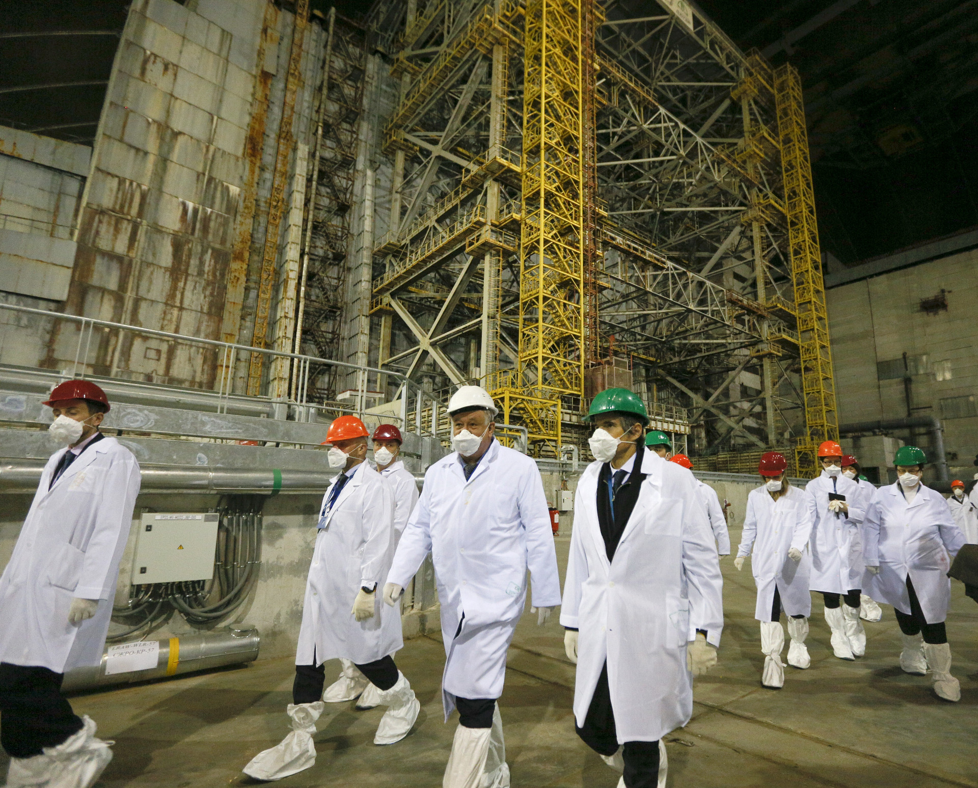 Ukrajinský prezident Volodymyr Zelenskyj v pondelok otvoril nové úložisko jadrového odpadu v Černobyle