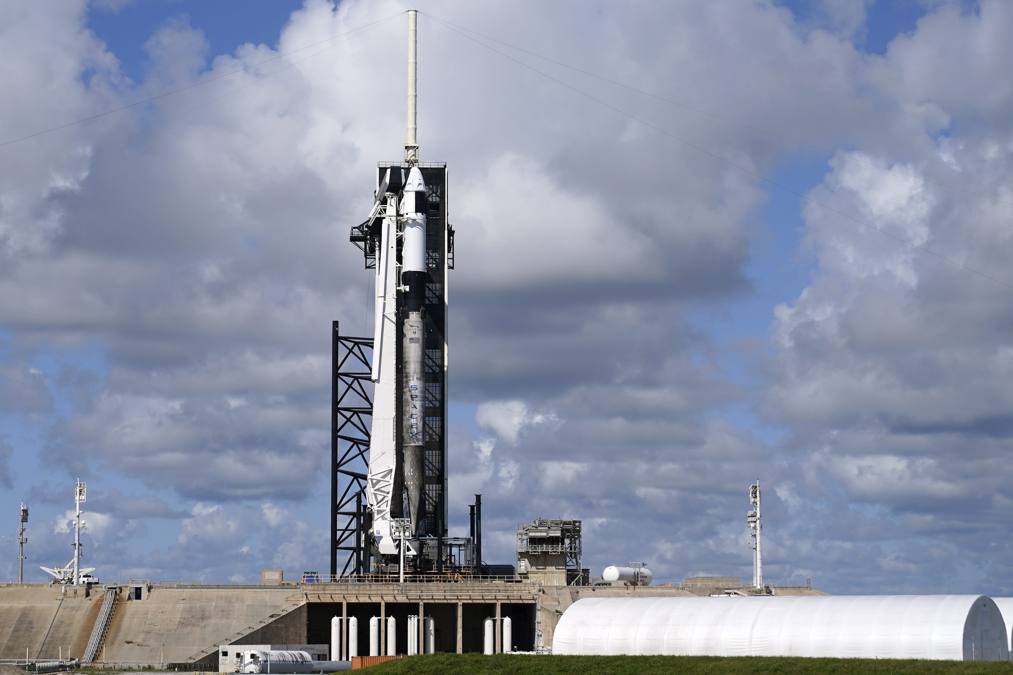 Raketa SpaceX Falcon 9 pred štartom na nízku obežnú dráhu Zeme