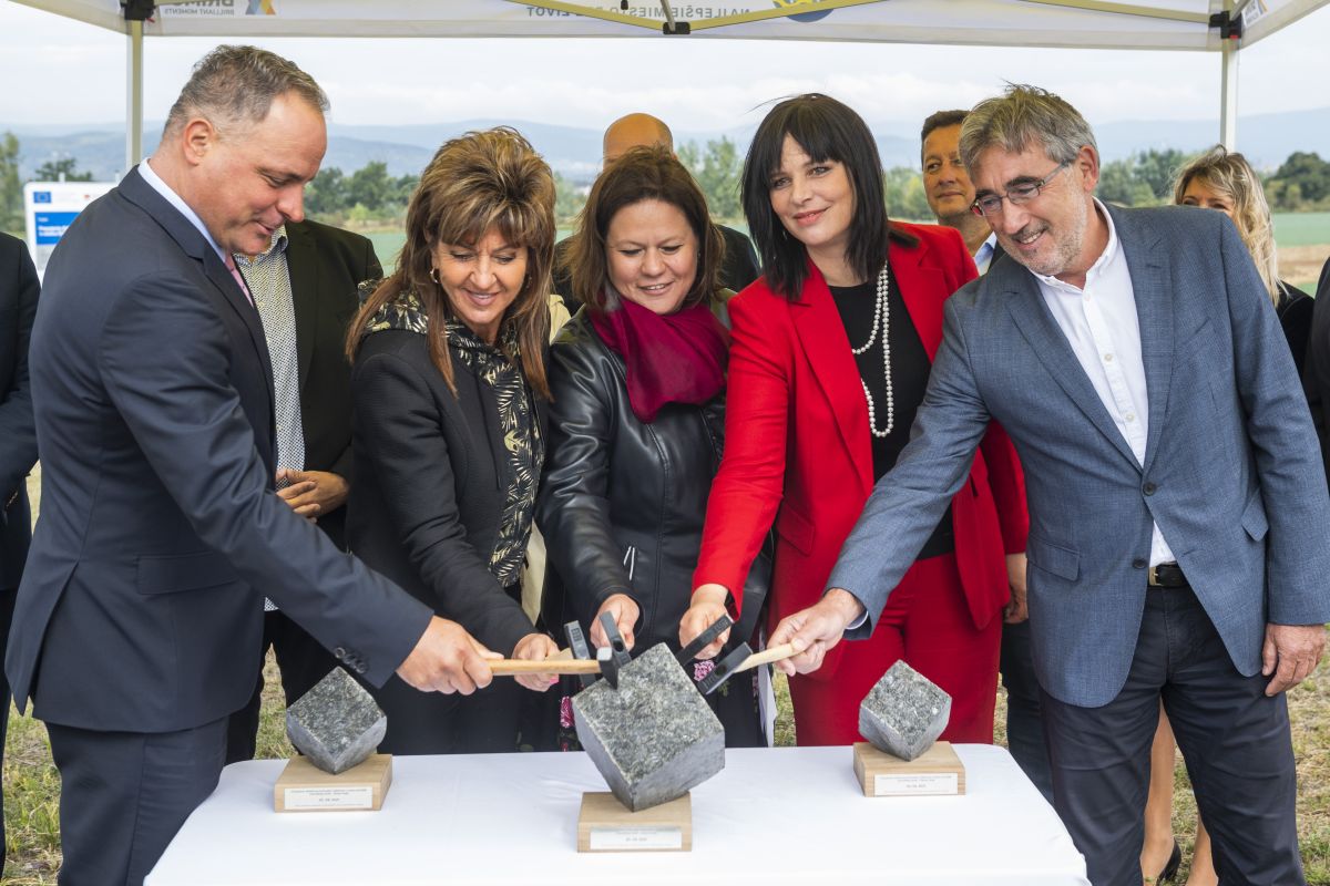 73ec7b41-3c2a-4943-a75e-5af339738895