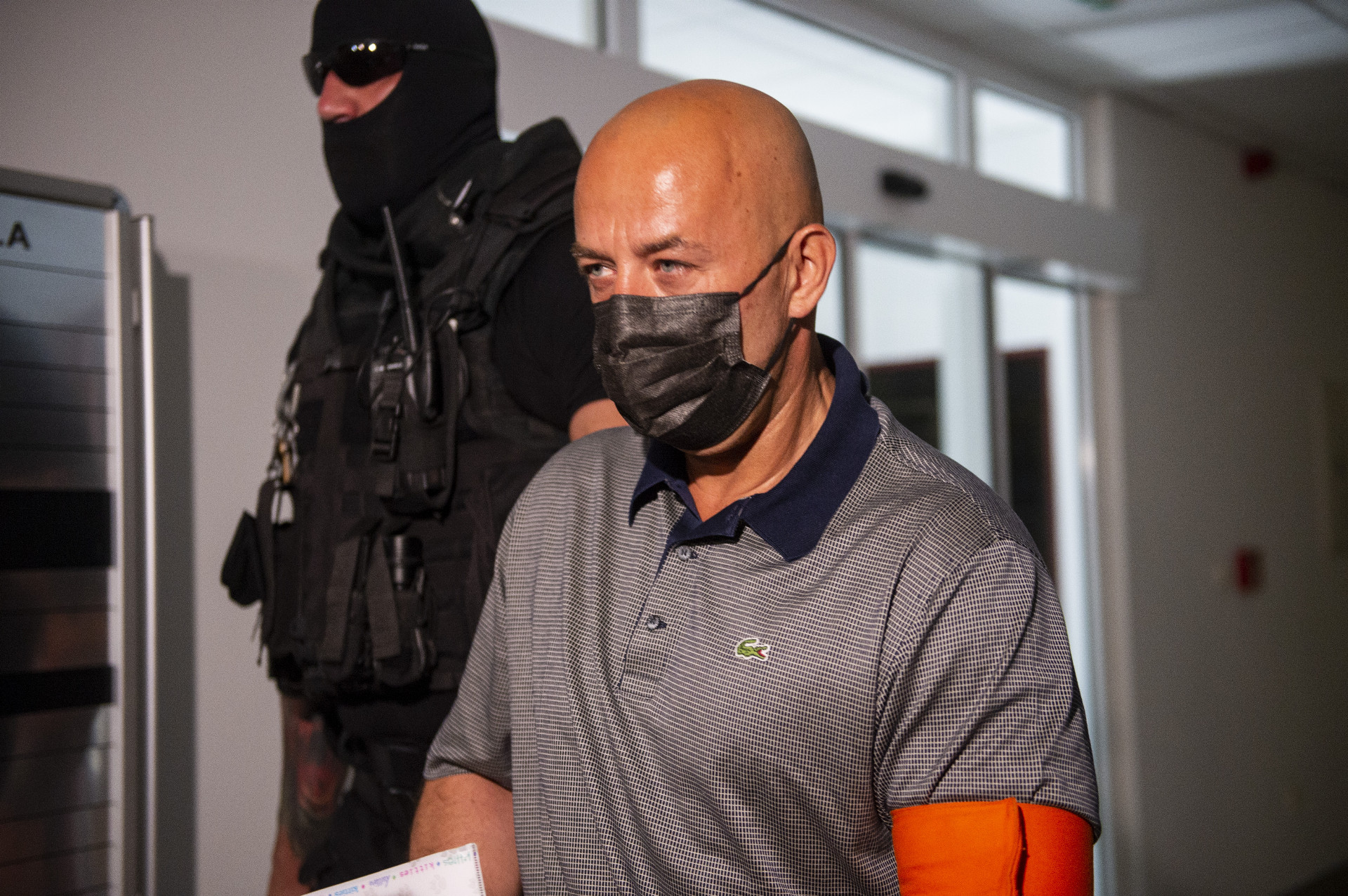 Na snímke Ladislav V., ktorý bol zadržaný v decembri 2020 počas akcie Judáš v sprievode Zväzu väzenskej a justičnej stráže