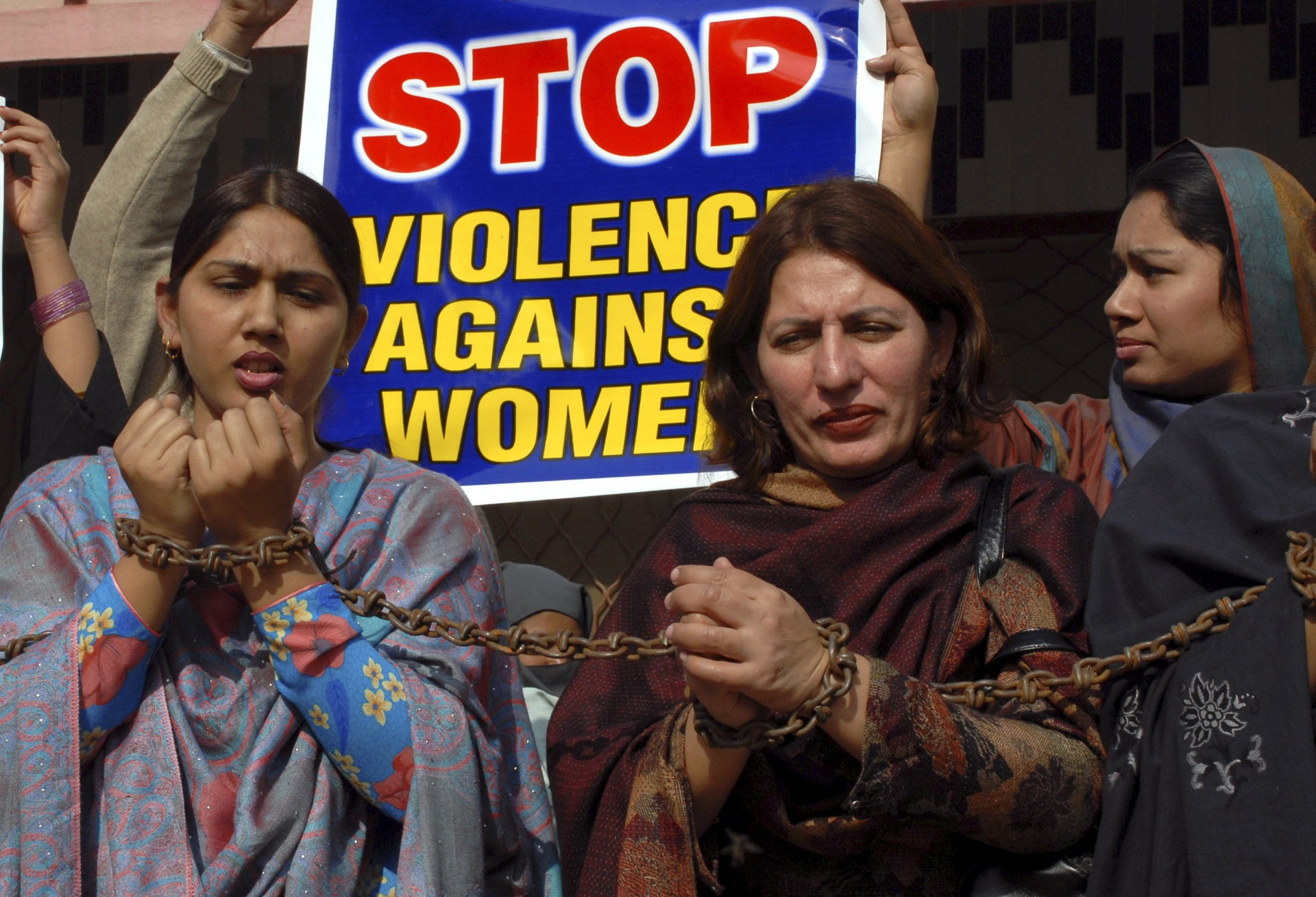 Pakistanské ženy spojené reťazou si pripomínajú na zhromaždení Medzinárodný deň pre odstránenie násilia na ženách