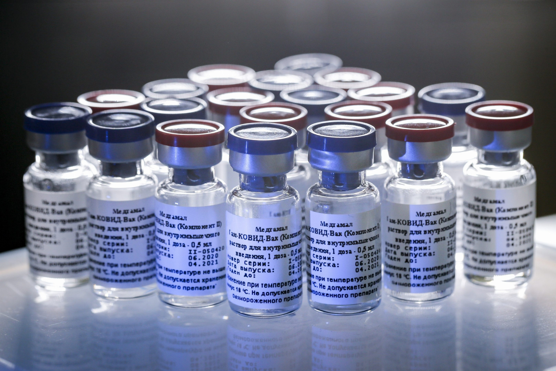 Rusko ukradlo vzorec vakcíny od AstraZenecy. Vyrobilo vďaka nemu Sputnik V
