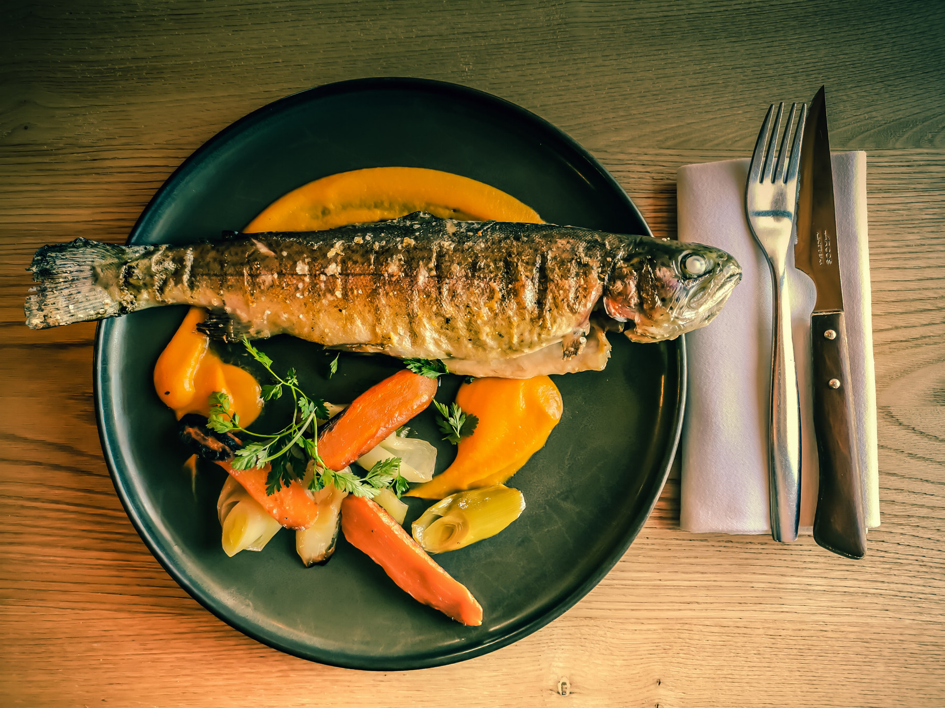 Mastné kyseliny sú obsiahnuté najmä v tučných rybách ako napríklad losos, makrela či sardinky (ilu)