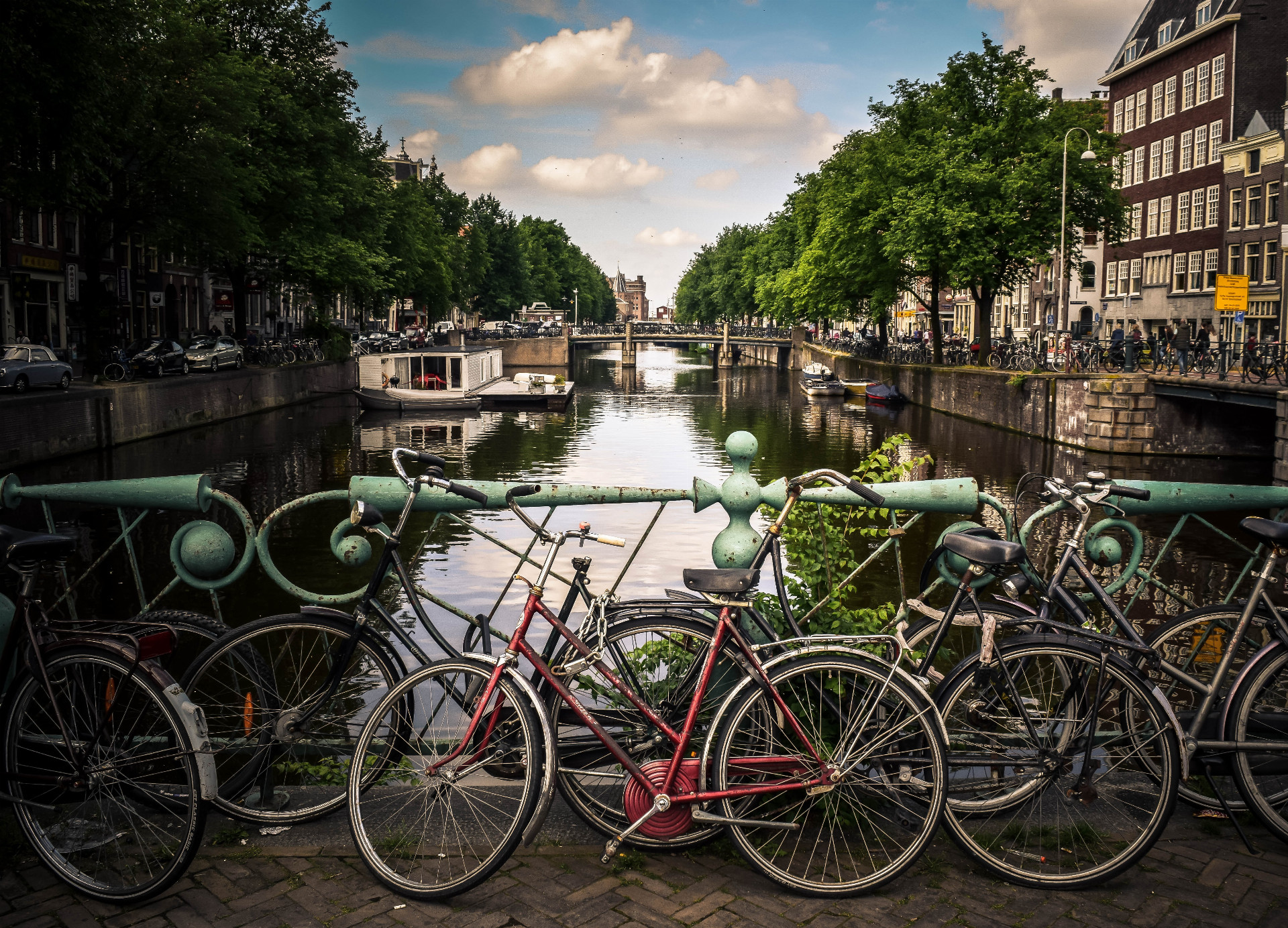 Amsterdam je tiež známe ako mesto bicyklov (ilu)