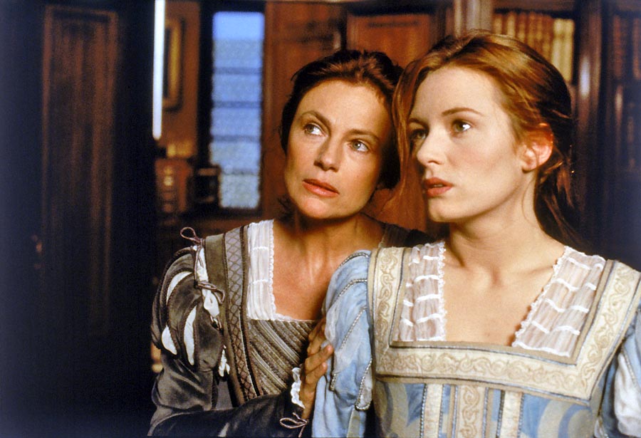 Vo filme Nebezpečná krása si Veronicu Franco zahrala Catherine McCormacková (vpravo na snímke s Jacquelline Bissetovou).