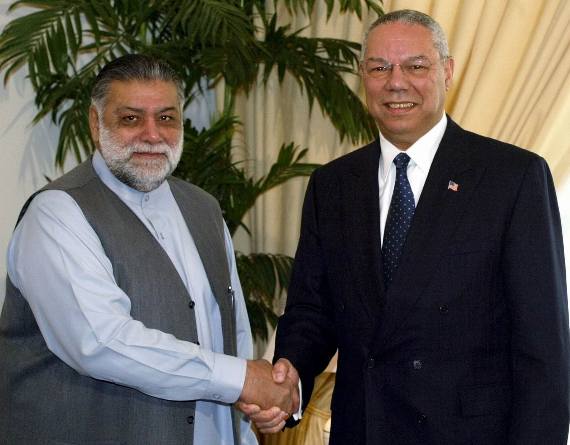 Americký minister zahraničných vecí Colin Powell (vpravo) si podáva ruku s pakistanským premiérom Zafarulláhom Chánom Džamálím (vľavo)