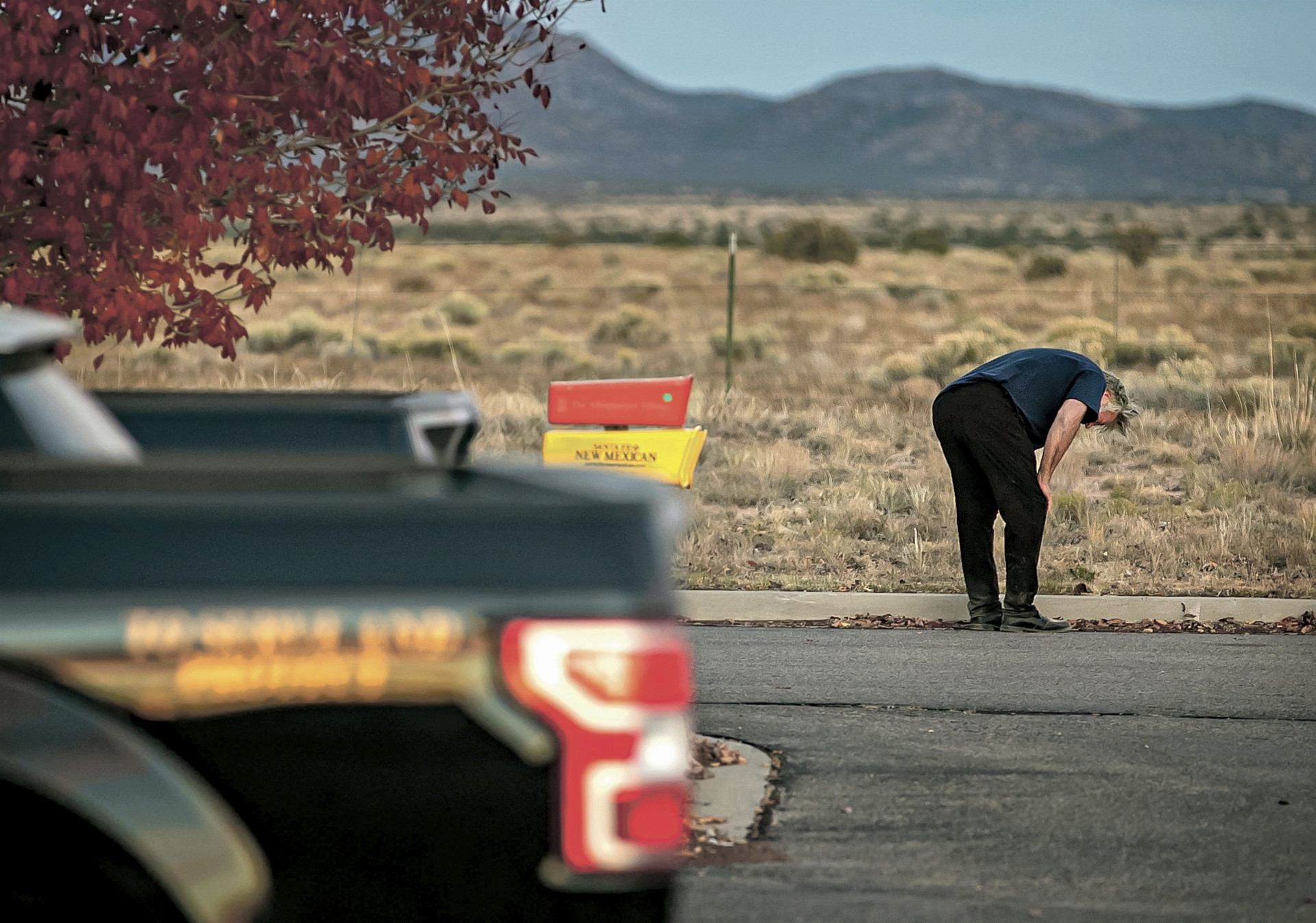 Na snímke rozrušený americký herec Alec Baldwin na parkovisku pred úradom šerifa okresu Santa Fe, po tom, čo bol vypočutý v súvislosti s streľbou na nakrúcaní filmu 