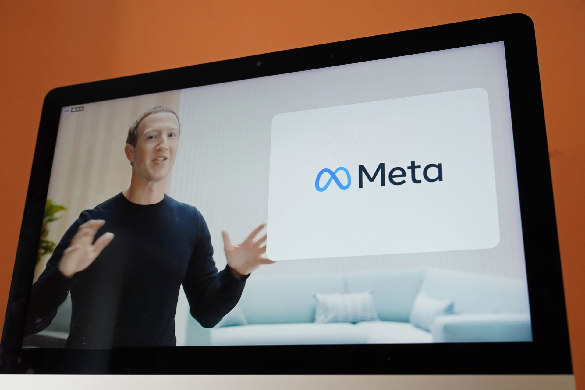 Facebook mení názov, po novom sa bude volať Meta (ilu)
