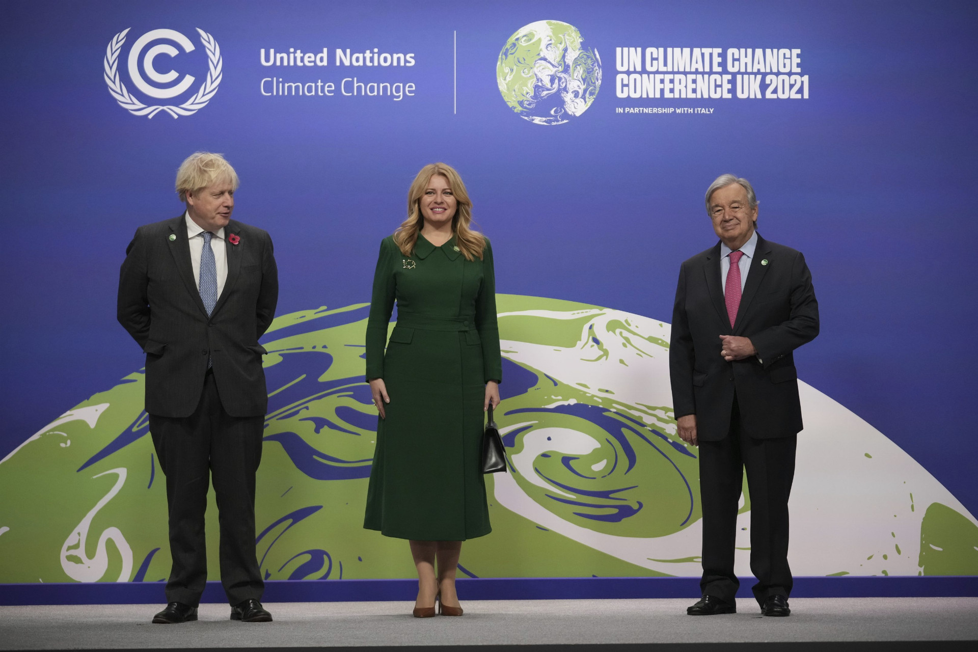 Zľava britský premiér Boris Johnson, slovenská prezidentka Zuzana Čaputová a generálny tajomník OSN António Guterres prichádzajú na klimatický summit COP26 v škótskom Glasgowe v pondelok 1. novembra 2021