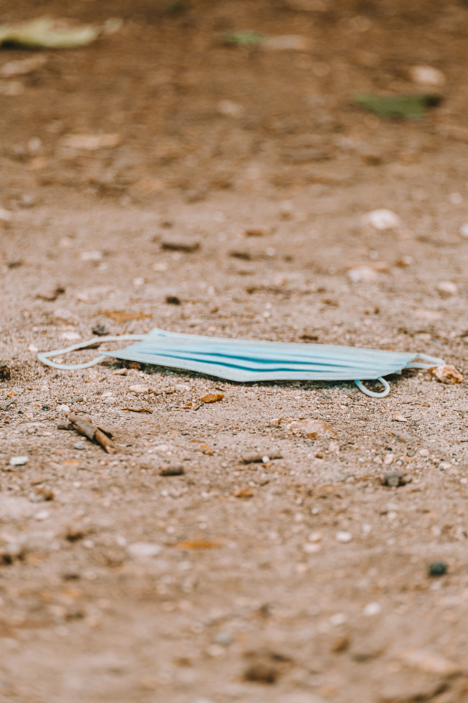 Do konca tohto storočia skončí viac ako 28 percent plastového popandemického odpadu na dne oceánov. Na plážach až 70,5 percenta (ilu)