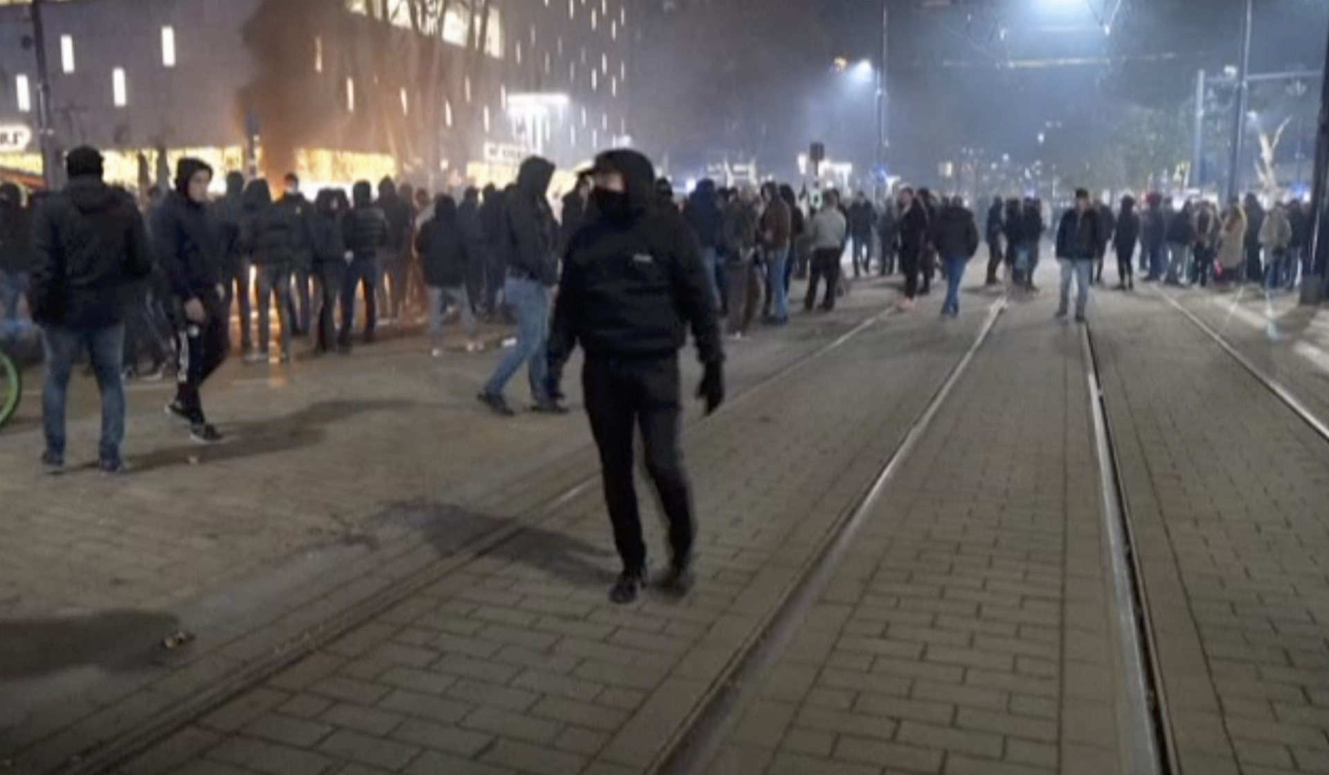 Holanďania oznámili reštrikcie proti pandémii, v krajine vypukli agresívne demonštrácie