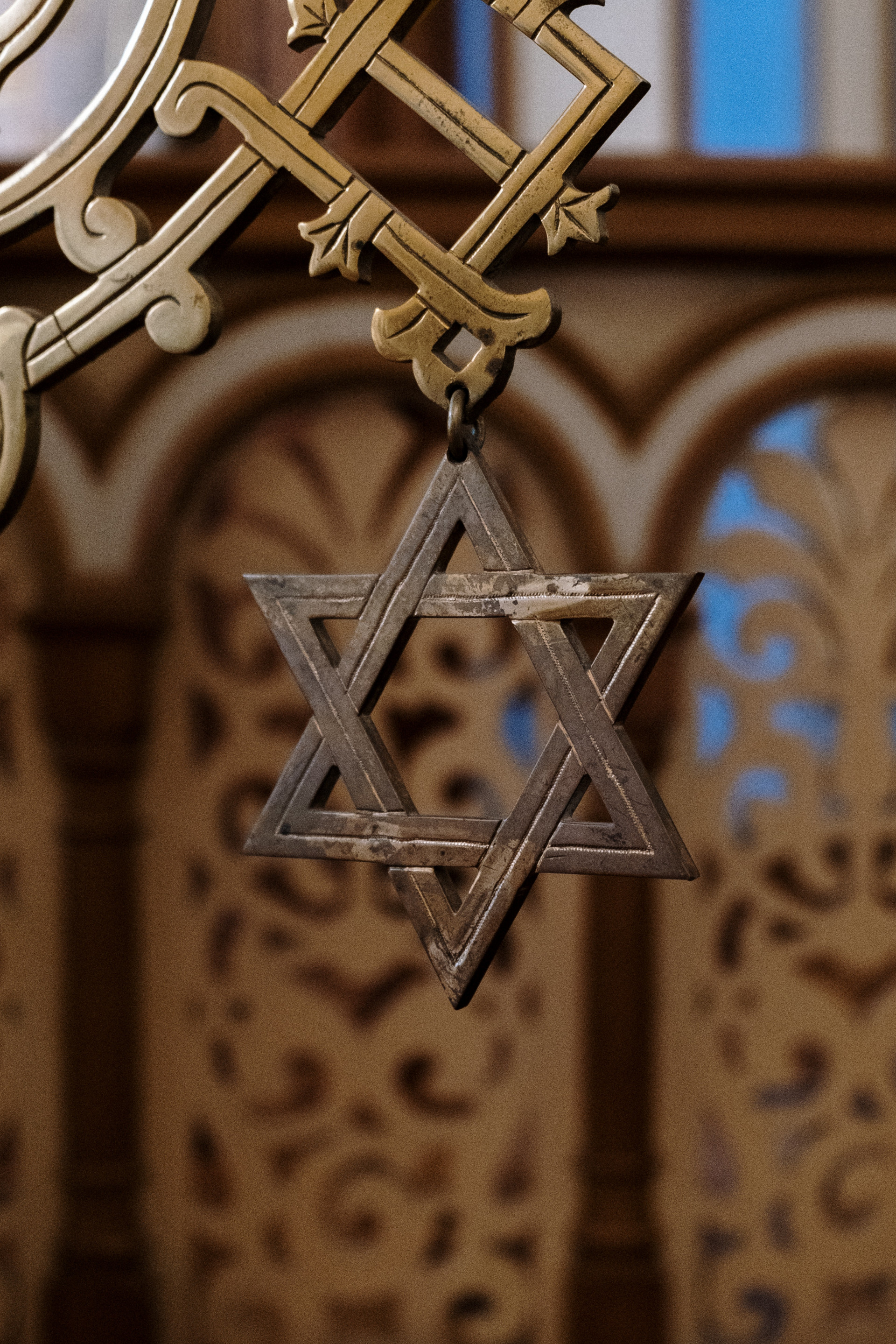 Záber na židovskú hviezdu v synagóge