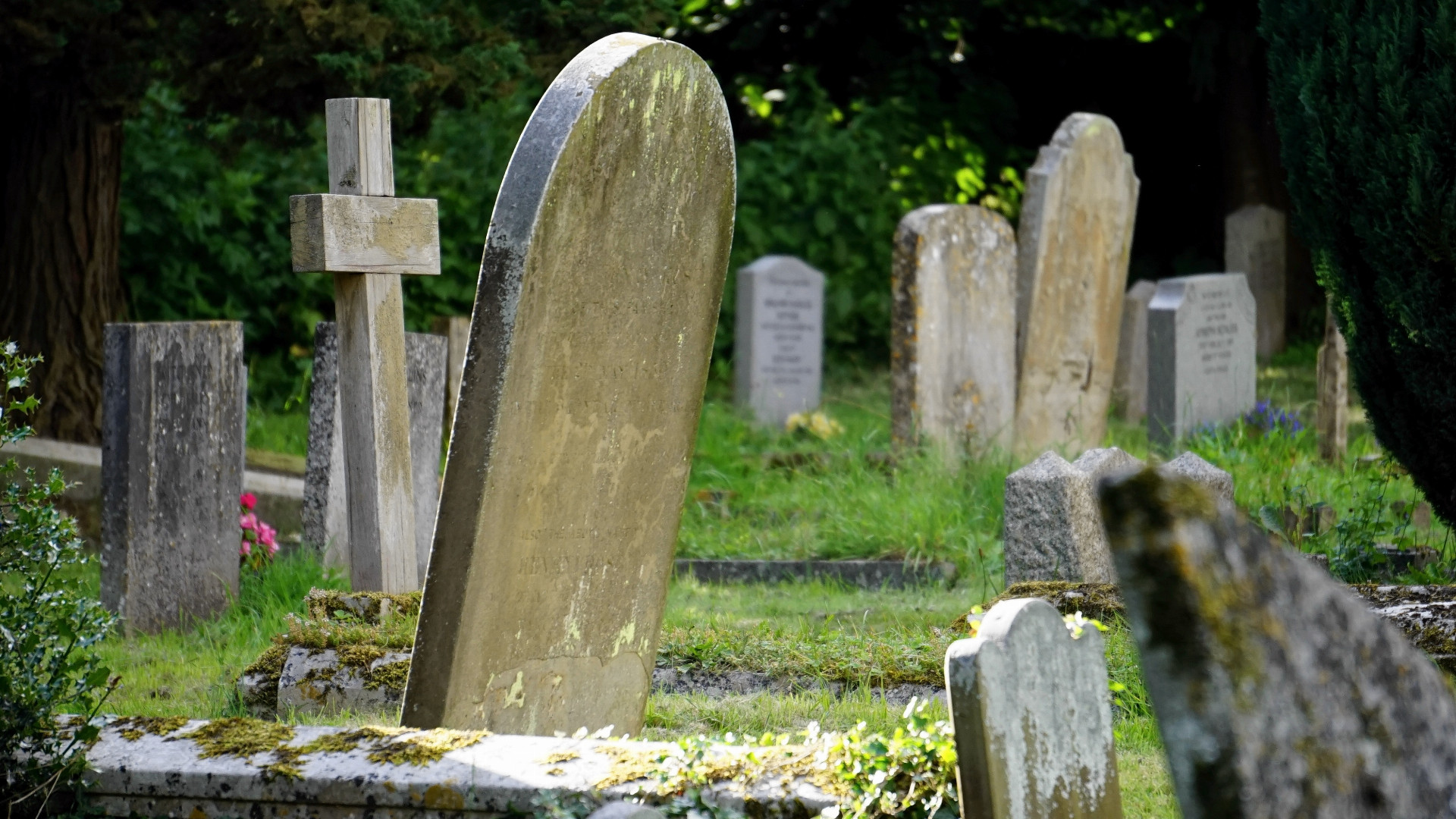 Pohľad na hroby na cintoríne