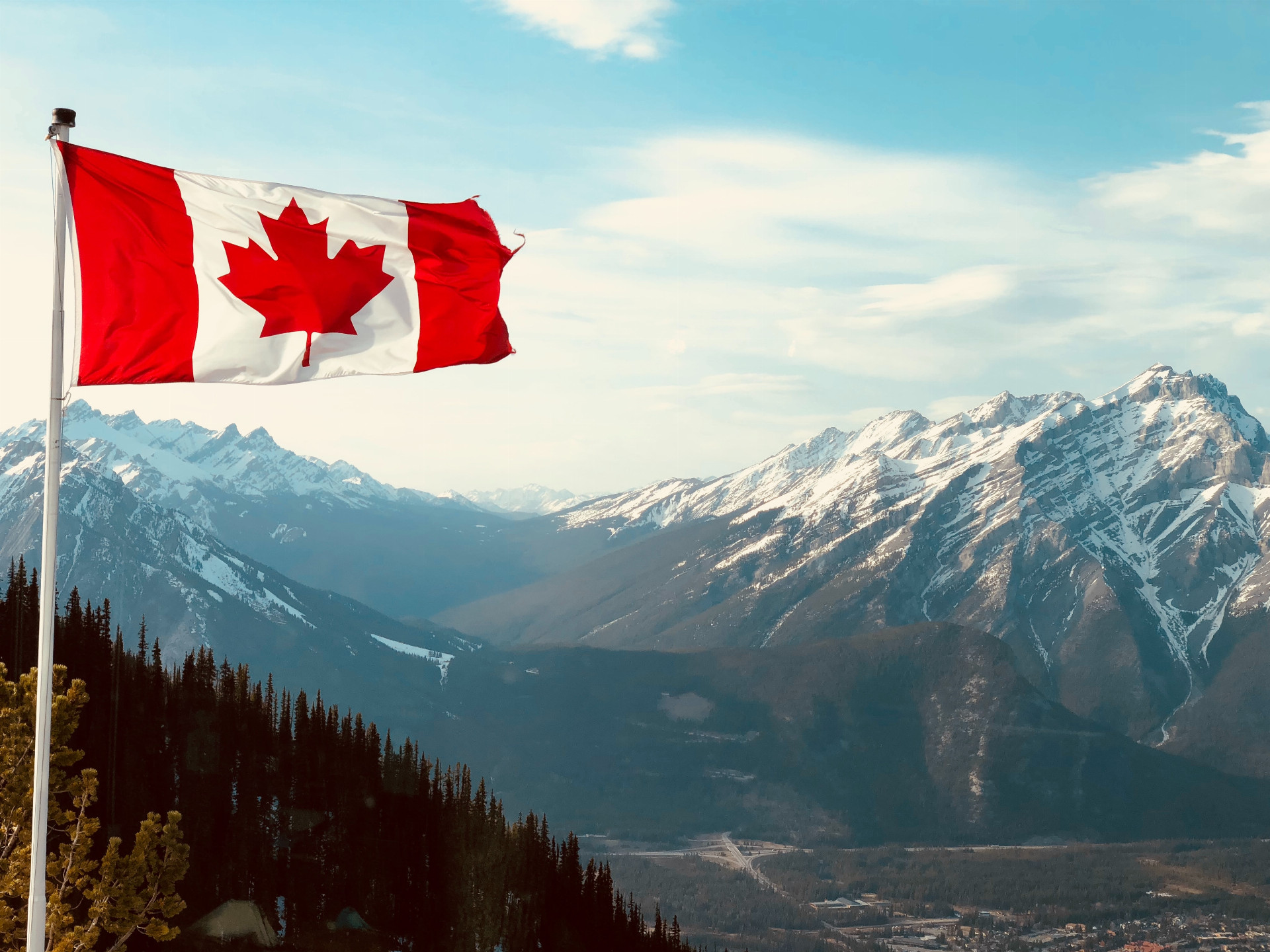Vejúca kanadská vlajka medzi horami